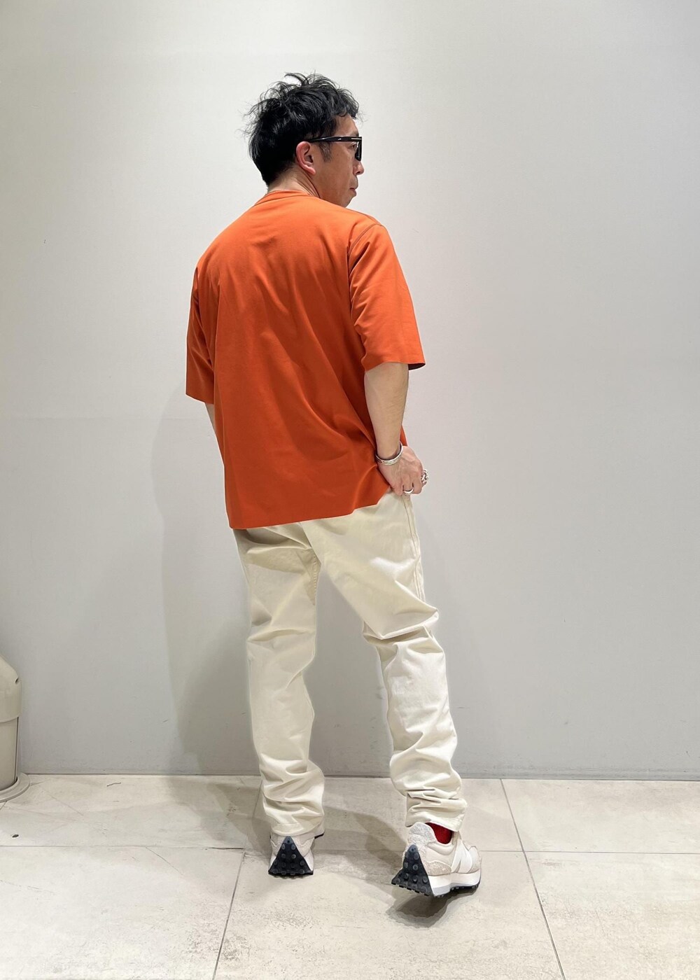 「ADAM ET ROPÉ、HOMME、UNISEX、骨格ストレート、イエベ、春コーデ、夏コーデ、春ファッション、夏ファッション、ビタミンカラー、Tシャツ、ニット」｜「ADAM ET ROPE'のハイゲージ シャンブレー リバーシブル Tシャツ（Tシャツ/カットソー、ベージュ系）」を使った、Yuuki Mizさん（メンズ・165cm）の春コーディネートの7枚目の写真