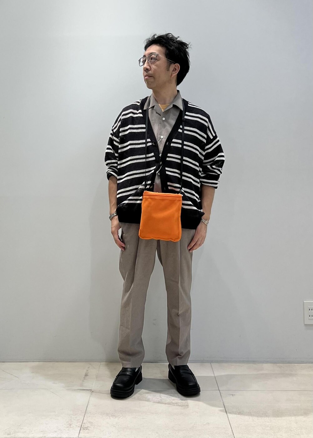 「ADAM ET ROPÉ、HOMME、UNISEX、骨格ストレート、イエベ、夏、夏コーデ、夏ファッション、ビタミンカラー、吸水速乾、機能素材、洗える、ウォッシャブル、Tシャツ」|「Saturdays NYCのSlash Tee(Tシャツ/カットソー、ベージュ系)」を使った、Yuuki Mizさん(メンズ・165cm)の夏コーディネートの5枚目の写真