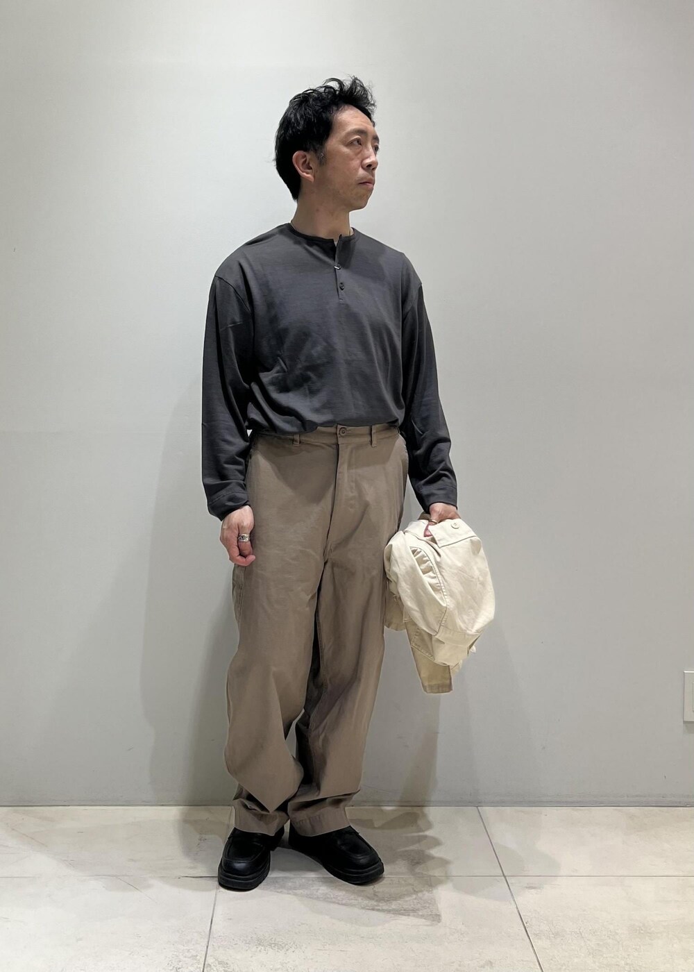 「ADAM ET ROPÉ、HOMME、骨格ストレート、イエベ、春コーデ、夏コーデ、春ファッション、夏ファッション、ビッグシルエット」｜「ADAM ET ROPE'のウール天竺 ヘンリーネック ロングスリーブ / ロングシーズン着用可能（Tシャツ/カットソー、グレー系）」を使った、Yuuki Mizさん（メンズ・165cm）の春コーディネートの3枚目の写真