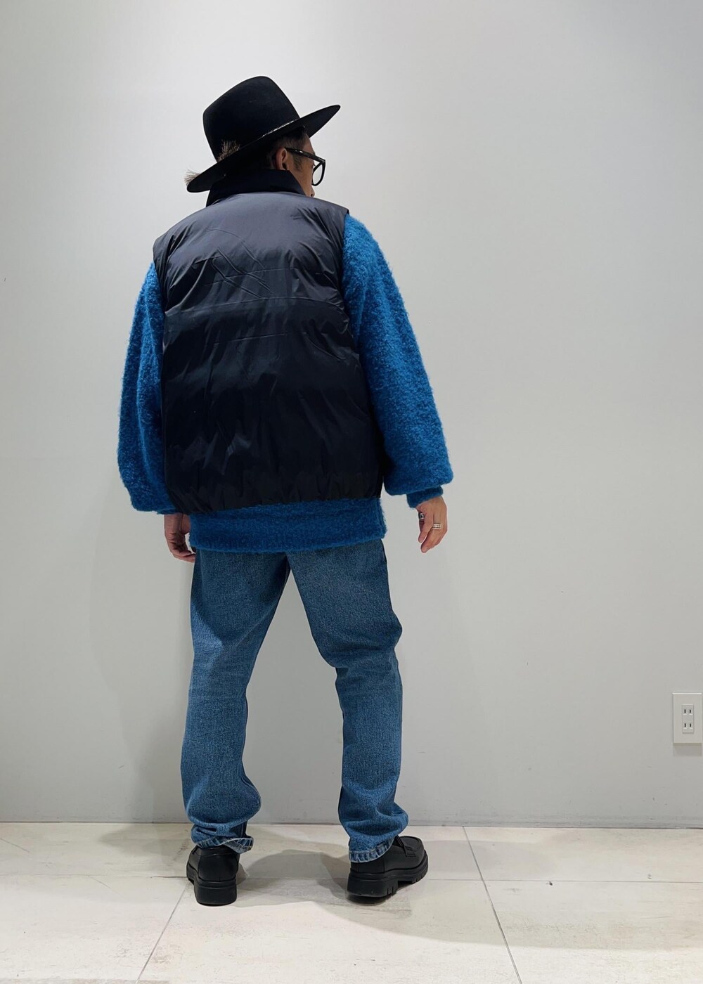 「ユニセックス、ADAM ET ROPÉ、HOMME、UNISEX、骨格ストレート、イエベ、ボリューム袖、ニット、デニムパンツ」｜「ADAM ET ROPE'の【CESSE】スクラップレザーボリュームソールローファー/リサイクルレザー/ユニセックス（ローファー、ブラック系）」を使った、Yuuki Mizさん（メンズ・165cm）の秋コーディネートの6枚目の写真