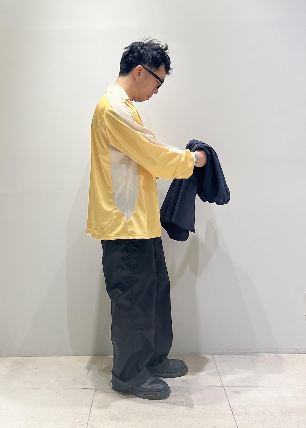 「ADAM ET ROPÉ、HOMME、UNISEX、骨格ストレート、イエベ、きれいめカジュアル、カジュアル、スポーティー、春コーデ、夏コーデ、春ファッション、夏ファッション、接触冷感、吸水速乾、機能素材」｜「ADAM ET ROPE'の【UNIFORM/ユニフォーム】 POLO ロングスリーブ ゲームシャツ / 吸水速乾 / 透湿性 / 通気性 / ユニセックス（Tシャツ/カットソー、ゴールド系）」を使った、Yuuki Mizさん（メンズ・165cm）の春コーディネートの6枚目の写真