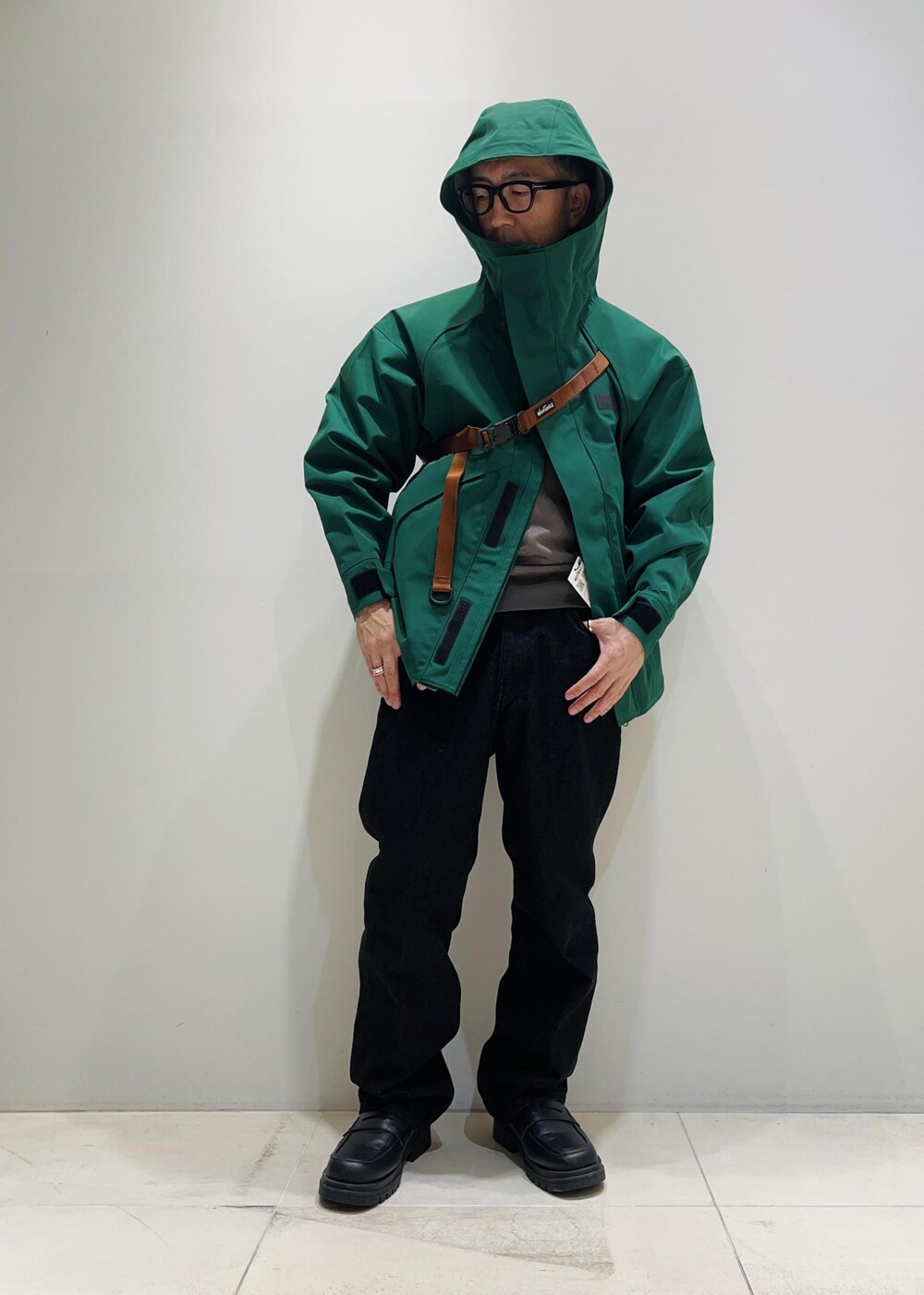 「アウター、ADAM ET ROPÉ、HOMME、UNISEX、骨格ストレート、イエベ、カジュアル、大人カジュアル、春コーデ、冬コーデ、春ファッション、秋ファッション、冬ファッション、23AW秋の新作、機能素材」｜「ADAM ET ROPE'の【コットンUSA】デニム センタークリース スラックス / サステナブル / セットアップ対応（デニムパンツ、ブラック系）」を使った、Yuuki Mizさん（メンズ・165cm）の秋コーディネートの2枚目の写真