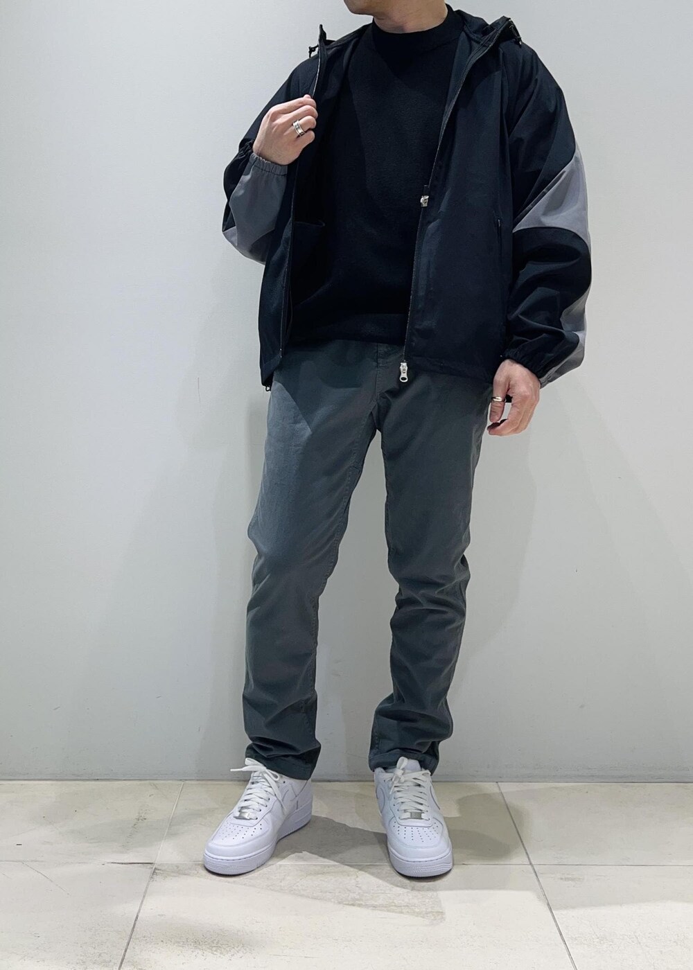 「ADAM ET ROPÉ、HOMME、UNISEX、骨格ストレート、イエベ、カジュアル、大人カジュアル、スポーティー、春コーデ、秋コーデ、春ファッション、秋ファッション、パーカー、ジャケット」｜「ADAM ET ROPE'の【NIKKE/ニッケ】撥水タフタ オーバーサイズ フーディ ブルゾン（ブルゾン、ブルー系）」を使った、Yuuki Mizさん（メンズ・165cm）の春コーディネートの3枚目の写真