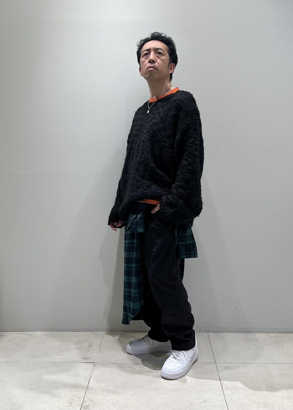 「ADAM ET ROPÉ、HOMME、UNISEX、骨格ストレート、イエベ、カジュアル、大人カジュアル、春コーデ、春ファッション、Tシャツ、シャツ、ニット、チェック」｜「ADAM ET ROPE'のハイゲージ シャンブレー リバーシブル Tシャツ（Tシャツ/カットソー、ベージュ系）」を使った、Yuuki Mizさん（メンズ・165cm）の春コーディネートの2枚目の写真