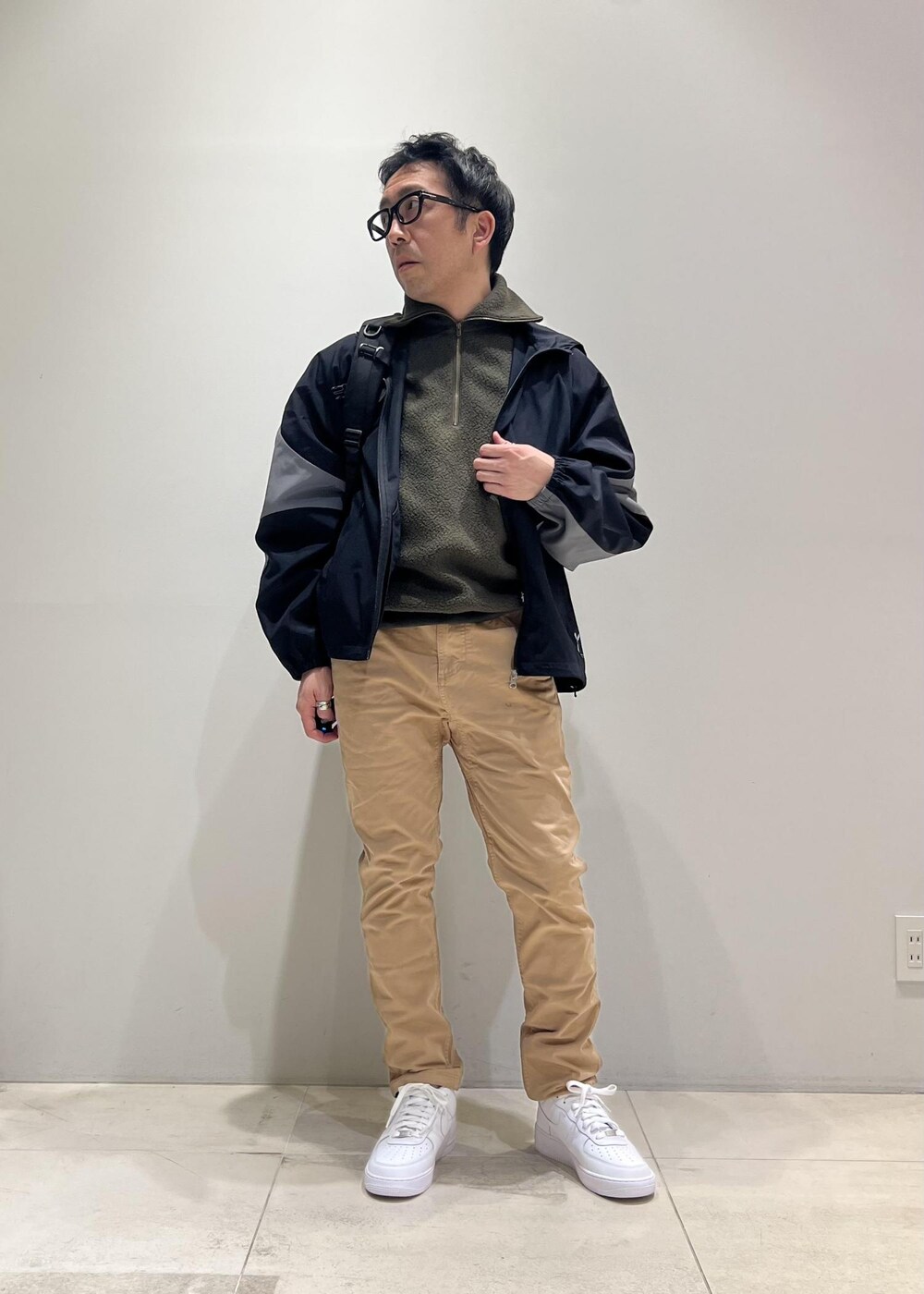 「ADAM ET ROPÉ、HOMME、UNISEX、骨格ストレート、イエベ、春コーデ、秋コーデ、春ファッション、秋ファッション、パーカー、ジャケット、メガネ」｜「GramicciのWEB限定【GRAMICCI】22AW別注 NN PANTS/GARMENT DYE TIGHT FIT（その他パンツ、ベージュ系）」を使った、Yuuki Mizさん（メンズ・165cm）の冬コーディネートの4枚目の写真