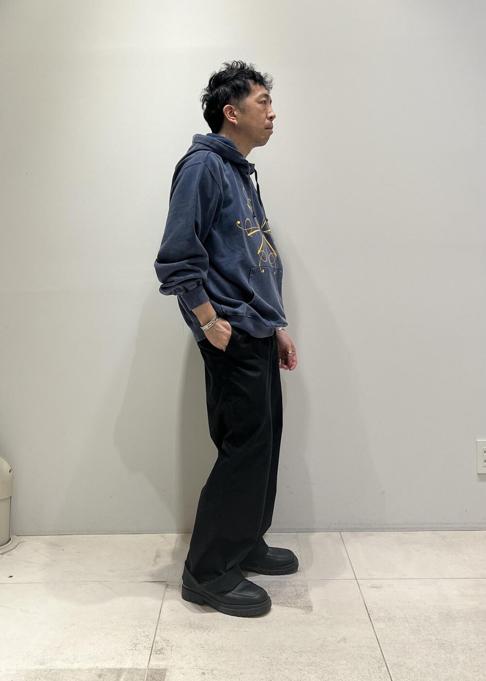 「ADAM ET ROPÉ、HOMME、UNISEX、骨格ストレート、イエベ、カジュアル、大人カジュアル、春、春コーデ、春ファッション、ビッグシルエット、パーカー」｜「ADAM ET ROPE'のオーガニックコットン LOGO スウェット パーカ / UNISEX（パーカー、ブルー系）」を使った、Yuuki Mizさん（メンズ・165cm）の春コーディネートの6枚目の写真