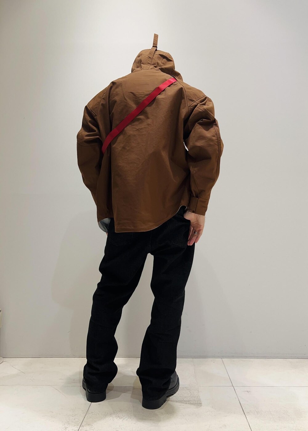 「ADAM ET ROPÉ、HOMME、UNISEX、骨格ストレート、イエベ、きれいめ、カジュアル、大人カジュアル、アウトドア、アースカラー、ジャケット、ブルゾン」｜「ADAM ET ROPE'の【コットンUSA】デニム センタークリース スラックス / サステナブル / セットアップ対応（デニムパンツ、ブラック系）」を使った、Yuuki Mizさん（メンズ・165cm）の秋コーディネートの3枚目の写真
