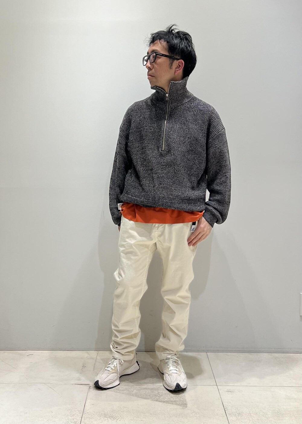 「ADAM ET ROPÉ、HOMME、UNISEX、骨格ストレート、イエベ、カジュアル、大人カジュアル、春コーデ、秋コーデ、春ファッション、秋ファッション、オーバーサイズ、ビッグシルエット、Tシャツ、ニット」｜「ADAM ET ROPE'のハイゲージ シャンブレー リバーシブル Tシャツ（Tシャツ/カットソー、ベージュ系）」を使った、Yuuki Mizさん（メンズ・165cm）の春コーディネートの6枚目の写真