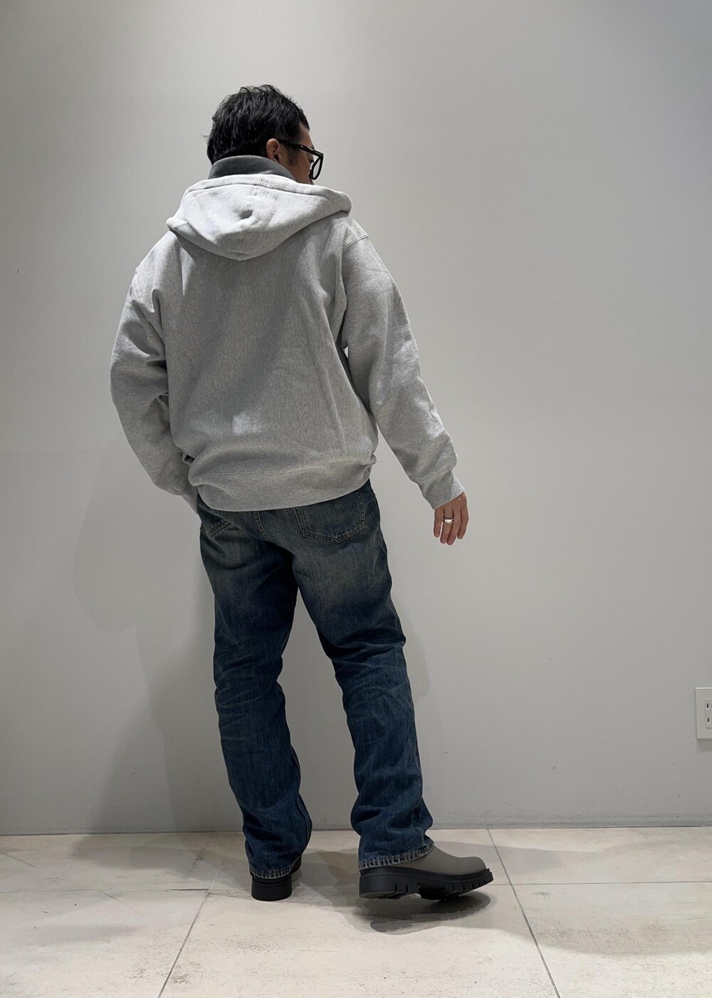 「オフタートル、ADAM ET ROPÉ、HOMME、UNISEX、骨格ストレート、イエベ、秋コーデ、冬コーデ、秋ファッション、冬ファッション、23AW秋の新作、23AW冬の新作、パーカー、アウター、ジャケット」｜「Saturdays NYCのNaughton Quilted Jacket（ノーカラージャケット、グリーン系）」を使った、Yuuki Mizさん（メンズ・165cm）の秋コーディネートの6枚目の写真