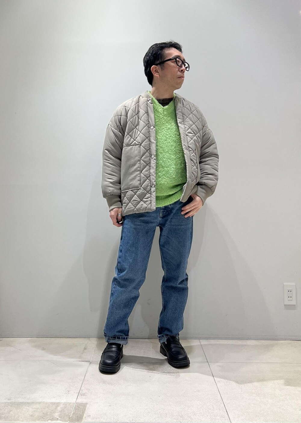 「nergy、ジャケット、タートルネック、ADAM ET ROPÉ、HOMME、UNISEX、骨格ストレート、イエベ、秋コーデ、冬コーデ、秋ファッション、冬ファッション、アウター、ブルゾン、コート」｜「ADAM ET ROPE'の【CESSE】スクラップレザーボリュームソールローファー/リサイクルレザー/ユニセックス（ローファー、ブラック系）」を使った、Yuuki Mizさん（メンズ・165cm）の冬コーディネートの3枚目の写真