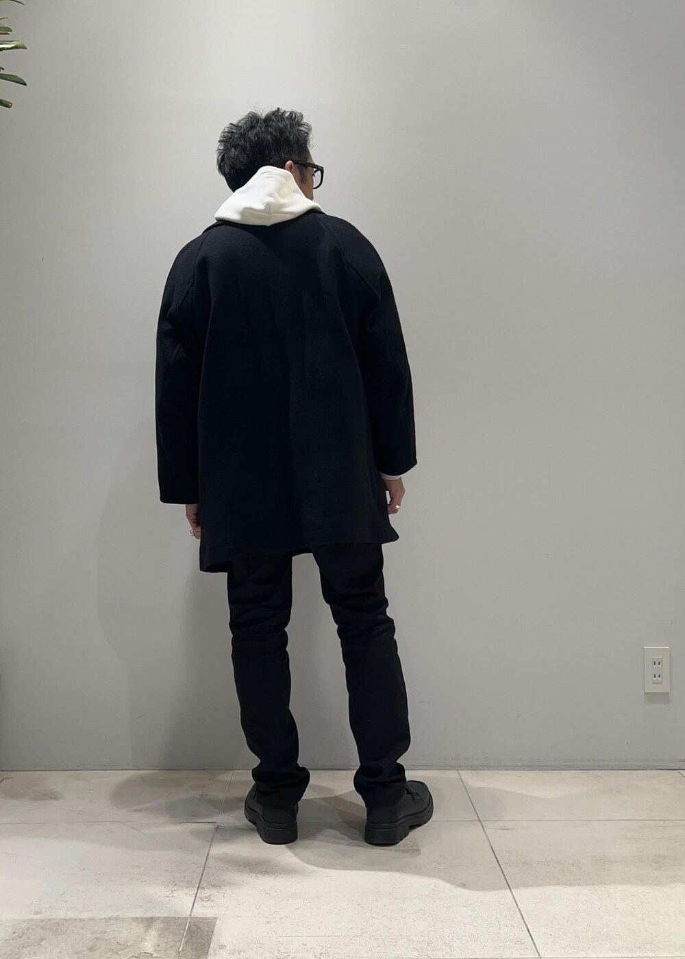 「ADAM ET ROPÉ、HOMME、UNISEX、骨格ストレート、イエベ、きれいめ、きれいめカジュアル、大人カジュアル、春コーデ、秋コーデ、冬コーデ、春ファッション、秋ファッション、冬ファッション、アウター」｜「ADAM ET ROPE'の【CESSE】スクラップレザーボリュームソールローファー/リサイクルレザー/ユニセックス（ローファー、ブラック系）」を使った、Yuuki Mizさん（メンズ・165cm）の冬コーディネートの3枚目の写真