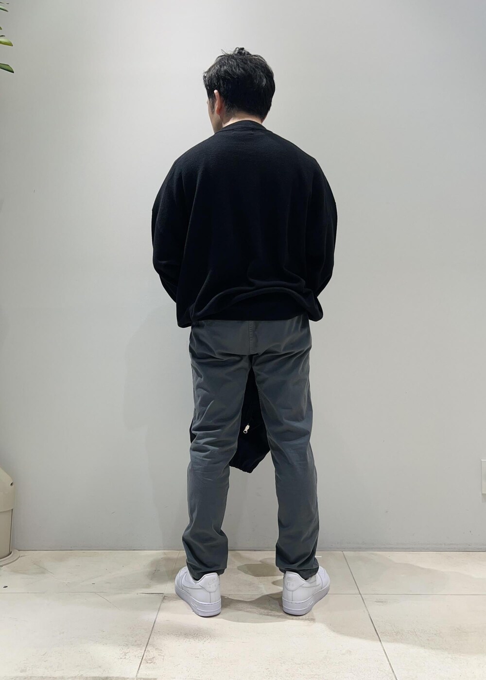 「ADAM ET ROPÉ、HOMME、UNISEX、骨格ストレート、イエベ、きれいめカジュアル、カジュアル、大人カジュアル、春コーデ、春ファッション、オーバーサイズ、ビッグシルエット、ニット、コート」｜「ADAM ET ROPE'の【WEB限定】玉虫色 ボリュームスリーブ バルマカーン ロング ステンカラーコート / ユニセックス（ステンカラーコート、ベージュ系）」を使った、Yuuki Mizさん（メンズ・165cm）の春コーディネートの7枚目の写真