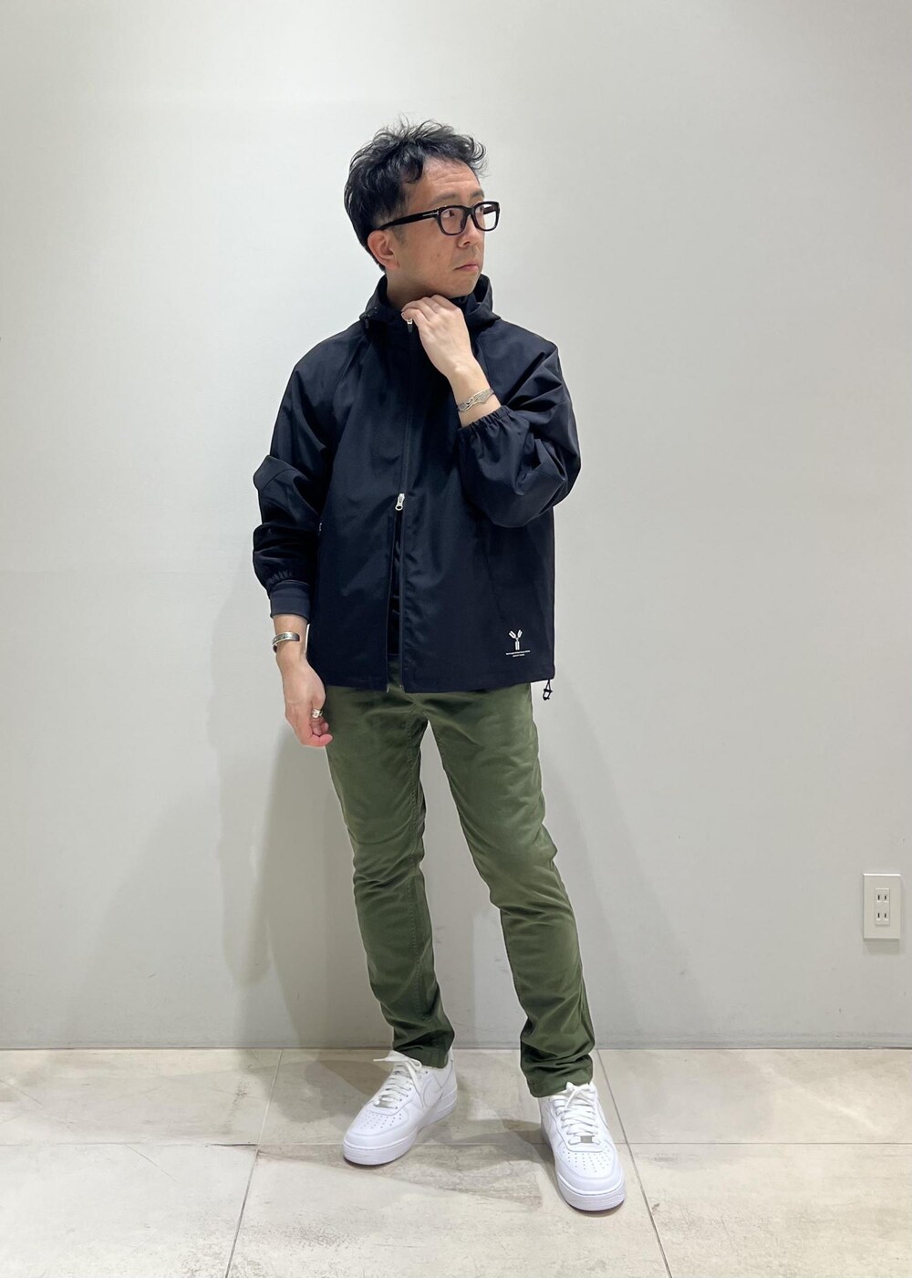「ADAM ET ROPÉ、HOMME、UNISEX、骨格ストレート、イエベ、スポーティー、春コーデ、秋コーデ、春ファッション、秋ファッション、アウター、ブルゾン」｜「ADAM ET ROPE'の【NIKKE/ニッケ】撥水タフタ オーバーサイズ フーディ ブルゾン（ブルゾン、ブルー系）」を使った、Yuuki Mizさん（メンズ・165cm）の春コーディネートの2枚目の写真