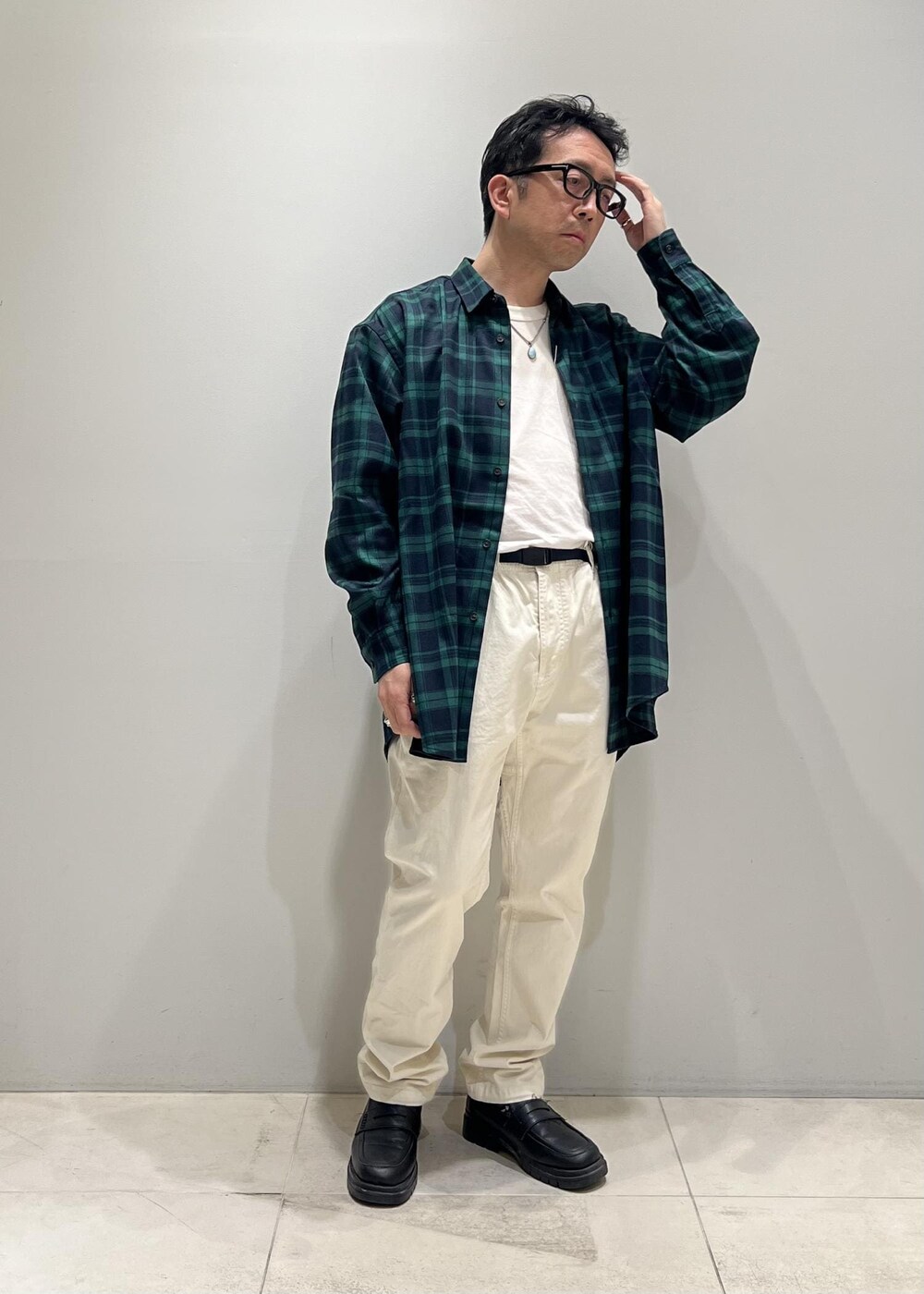 「チェックシャツ、ADAM ET ROPÉ、HOMME、UNISEX、骨格ストレート、イエベ、春コーデ、春ファッション、オーバーサイズ、ビッグシルエット、シャツ」｜「Gramicciの【別注】《WEB限定 GRAMICCI / グラミチ》NN PANTS / GARMENT DYE TIGHT FIT（その他パンツ、ホワイト系）」を使った、Yuuki Mizさん（メンズ・165cm）の春コーディネートの2枚目の写真