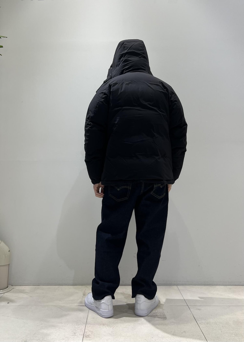 「お出かけ、ADAM ET ROPÉ、HOMME、UNISEX、骨格ストレート、イエベ、スポーティー、秋コーデ、冬コーデ、秋ファッション、冬ファッション、23AW秋の新作、23AW冬の新作、アウター、ダウン」｜「Levi'sの【Levi's(R) for BIOTOP】568 STAY LOOSE / UNISEX（デニムパンツ、ブルー系）」を使った、Yuuki Mizさん（メンズ・165cm）の冬コーディネートの2枚目の写真