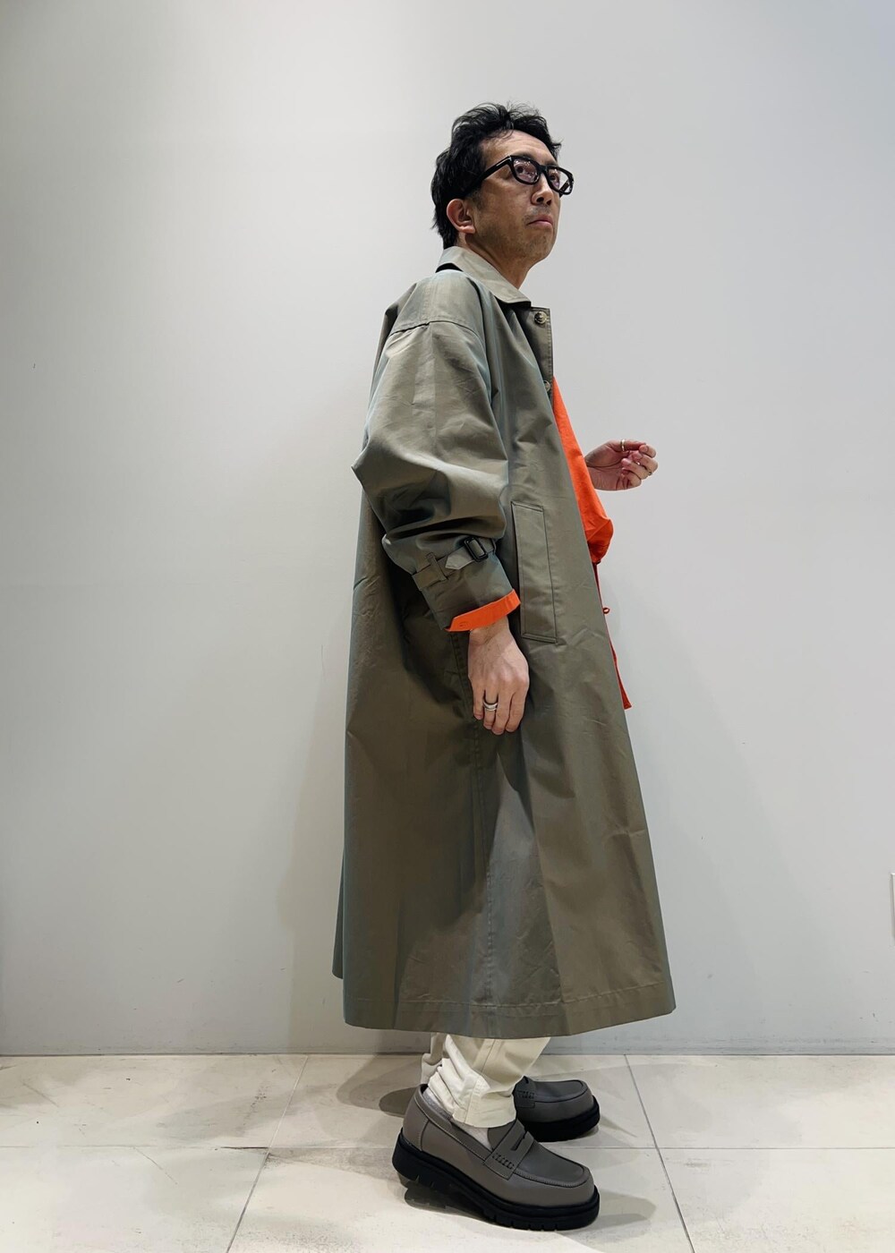 「ADAM ET ROPÉ、HOMME、UNISEX、骨格ストレート、イエベ、カジュアル、大人カジュアル、春コーデ、春ファッション、ビビッドカラー、ビッグシルエット、シャツ、コート」｜「ADAM ET ROPE'の【CESSE】スクラップレザーボリュームソールローファー/リサイクルレザー/ユニセックス（ローファー、グレー系）」を使った、Yuuki Mizさん（メンズ・165cm）の春コーディネートの4枚目の写真