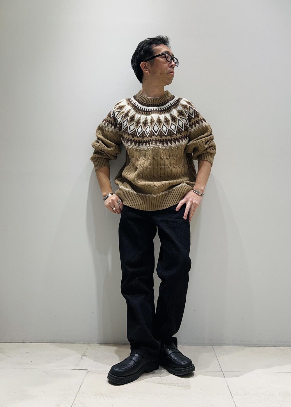 「クリスマス、クリスマスコーデ、クリスマスデート、SNaPMeAward23w、ジャケット、ブルゾン、ニット、ADAM ET ROPÉ、HOMME、UNISEX、骨格ストレート、イエベ、アウトドア、秋ファッション、冬ファッション」｜「ADAM ET ROPE'の【コットンUSA】デニム センタークリース スラックス / サステナブル / セットアップ対応（デニムパンツ、ブラック系）」を使った、Yuuki Mizさん（メンズ・165cm）の冬コーディネートの6枚目の写真