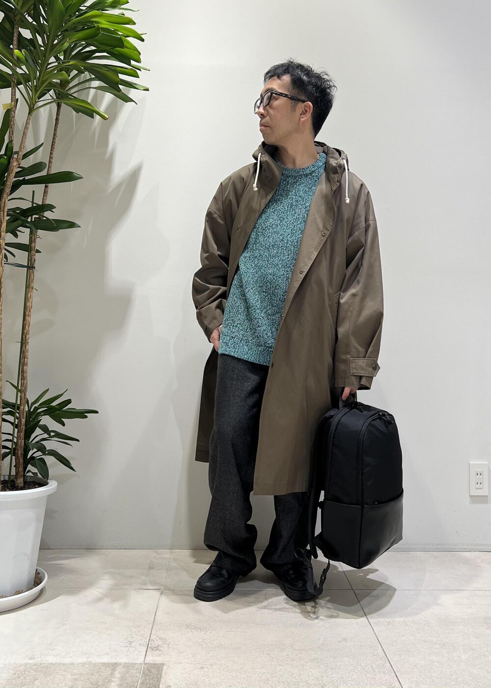 「ADAM ET ROPÉ、HOMME、UNISEX、骨格ストレート、イエベ、きれいめカジュアル、カジュアル、大人カジュアル、春コーデ、秋コーデ、春ファッション、秋ファッション、ニット、アウター、コート」｜「ADAM ET ROPE'の【CESSE】スクラップレザーボリュームソールローファー/リサイクルレザー/ユニセックス（ローファー、ブラック系）」を使った、Yuuki Mizさん（メンズ・165cm）の冬コーディネートの4枚目の写真