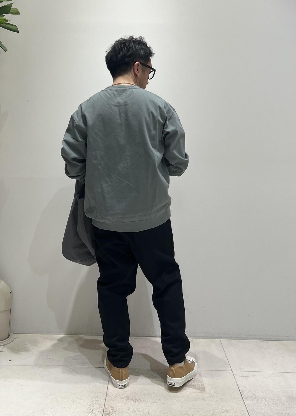 「ADAM ET ROPÉ、HOMME、UNISEX、骨格ストレート、イエベ、カジュアル、大人カジュアル、スポーティー、春コーデ、秋コーデ、春ファッション、秋ファッション」｜「ADAM ET ROPE'の【NIKKE/ニッケ】撥水タフタ オーバーサイズ フーディ ブルゾン（ブルゾン、グレー系）」を使った、Yuuki Mizさん（メンズ・165cm）の春コーディネートの10枚目の写真