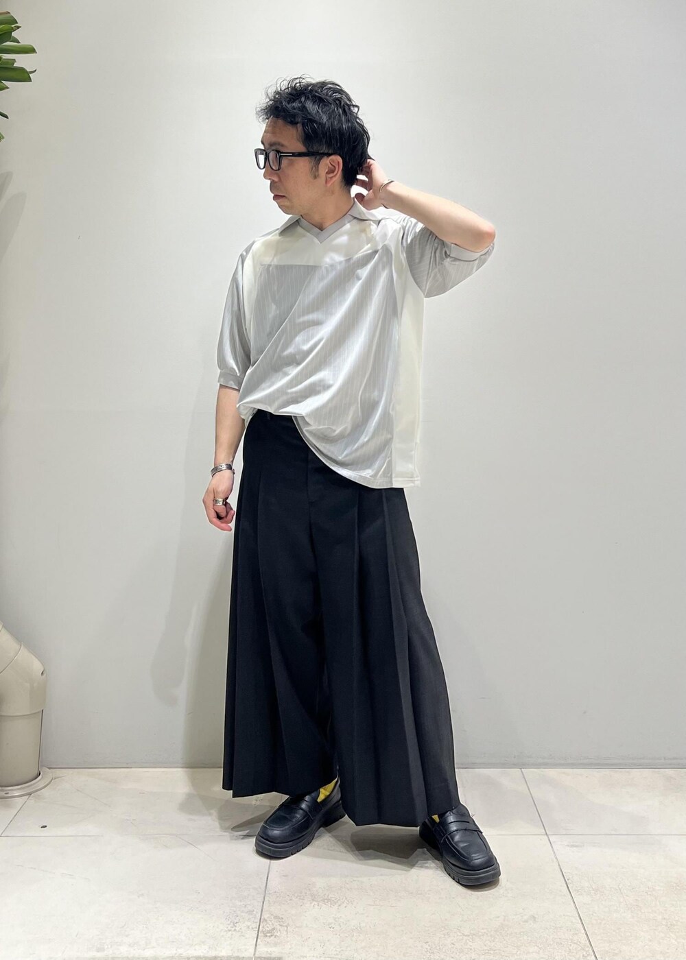 「ADAM ET ROPÉ、HOMME、UNISEX、骨格ストレート、イエベ、きれいめ、モード、スポーティー、夏コーデ、夏ファッション、接触冷感、吸水速乾、機能素材、シャツ」｜「ADAM ET ROPE'のウーステッド フロントタック ワイド クロップド スラックス / ロングシーズン着用可能（スラックス、グレー系）」を使った、Yuuki Mizさん（メンズ・165cm）の春コーディネートの2枚目の写真