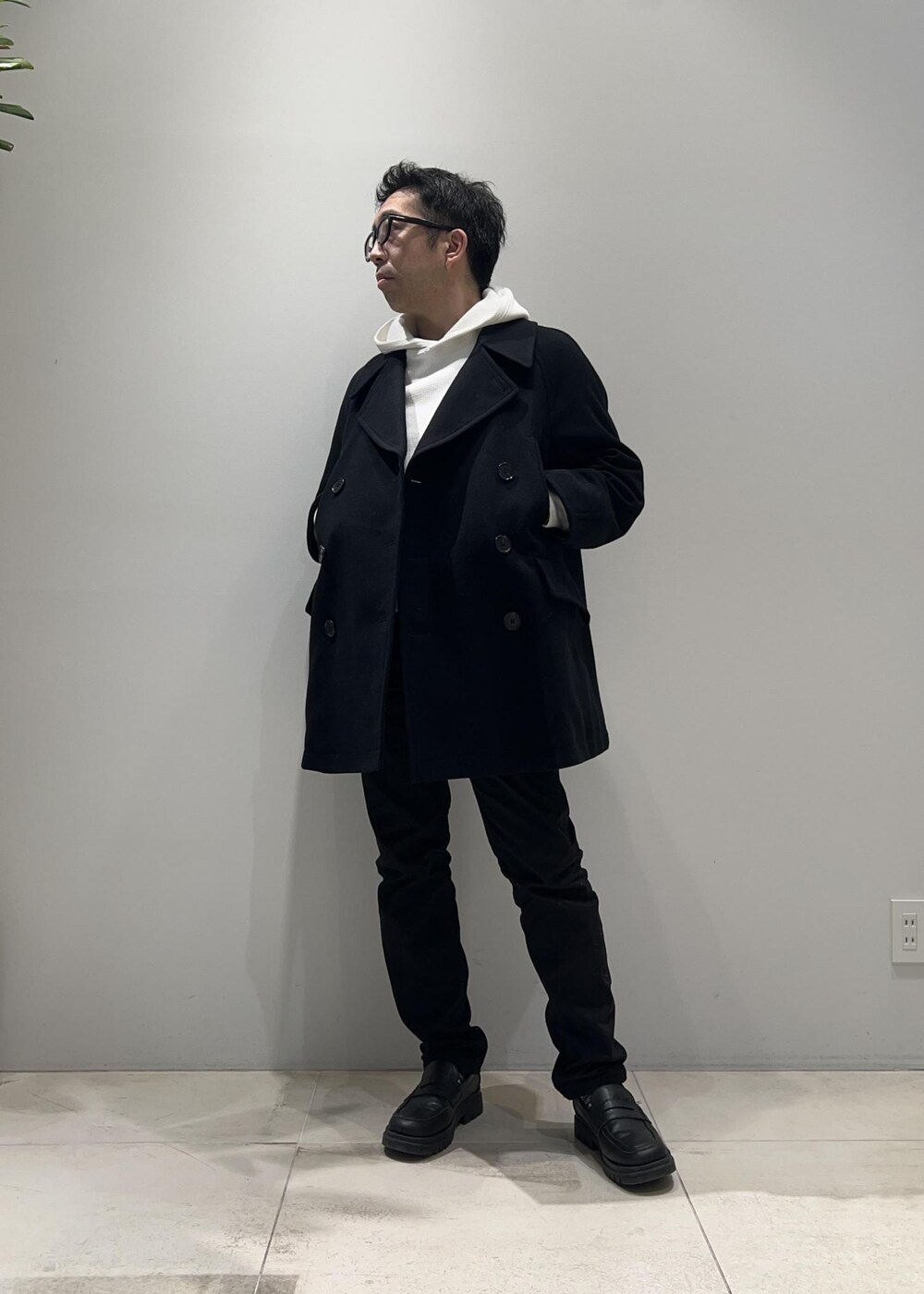 「ADAM ET ROPÉ、HOMME、UNISEX、骨格ストレート、イエベ、きれいめ、きれいめカジュアル、大人カジュアル、春コーデ、秋コーデ、冬コーデ、春ファッション、秋ファッション、冬ファッション、アウター」｜「ADAM ET ROPE'の【CESSE】スクラップレザーボリュームソールローファー/リサイクルレザー/ユニセックス（ローファー、ブラック系）」を使った、Yuuki Mizさん（メンズ・165cm）の冬コーディネートの5枚目の写真