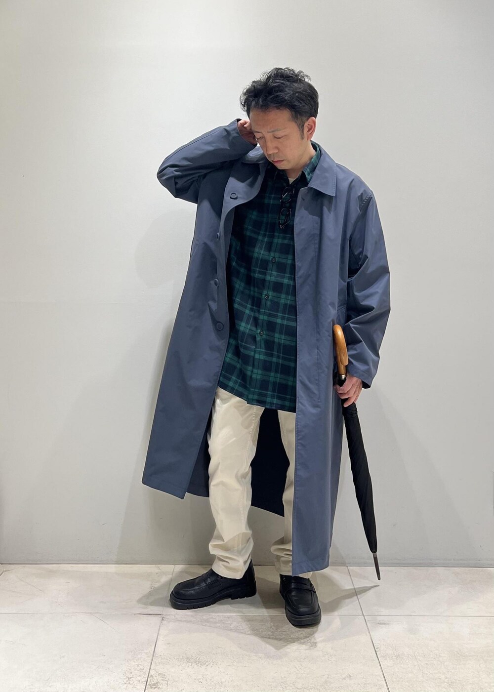 「チェックシャツ、ADAM ET ROPÉ、HOMME、UNISEX、骨格ストレート、イエベ、春コーデ、春ファッション、オーバーサイズ、ビッグシルエット、シャツ」｜「Gramicciの【別注】《WEB限定 GRAMICCI / グラミチ》NN PANTS / GARMENT DYE TIGHT FIT（その他パンツ、ホワイト系）」を使った、Yuuki Mizさん（メンズ・165cm）の春コーディネートの6枚目の写真