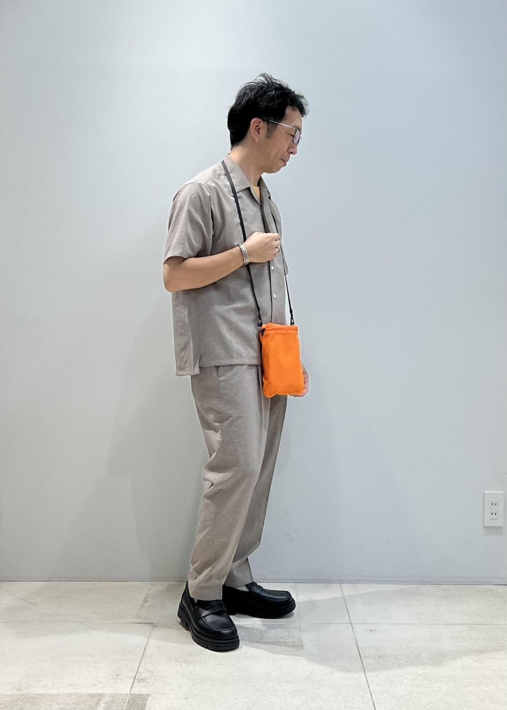 「ADAM ET ROPÉ、HOMME、UNISEX、骨格ストレート、イエベ、夏、夏コーデ、夏ファッション、ビタミンカラー、吸水速乾、機能素材、洗える、ウォッシャブル、Tシャツ」|「Saturdays NYCのSlash Tee(Tシャツ/カットソー、ベージュ系)」を使った、Yuuki Mizさん(メンズ・165cm)の夏コーディネートの3枚目の写真