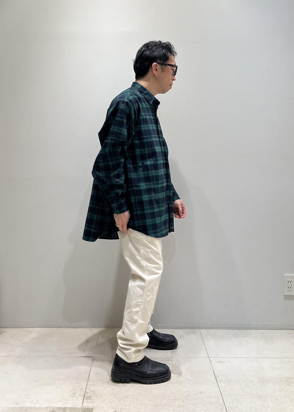 「チェックシャツ、ADAM ET ROPÉ、HOMME、UNISEX、骨格ストレート、イエベ、春コーデ、春ファッション、オーバーサイズ、ビッグシルエット、シャツ」｜「Gramicciの【別注】《WEB限定 GRAMICCI / グラミチ》NN PANTS / GARMENT DYE TIGHT FIT（その他パンツ、ホワイト系）」を使った、Yuuki Mizさん（メンズ・165cm）の春コーディネートの4枚目の写真