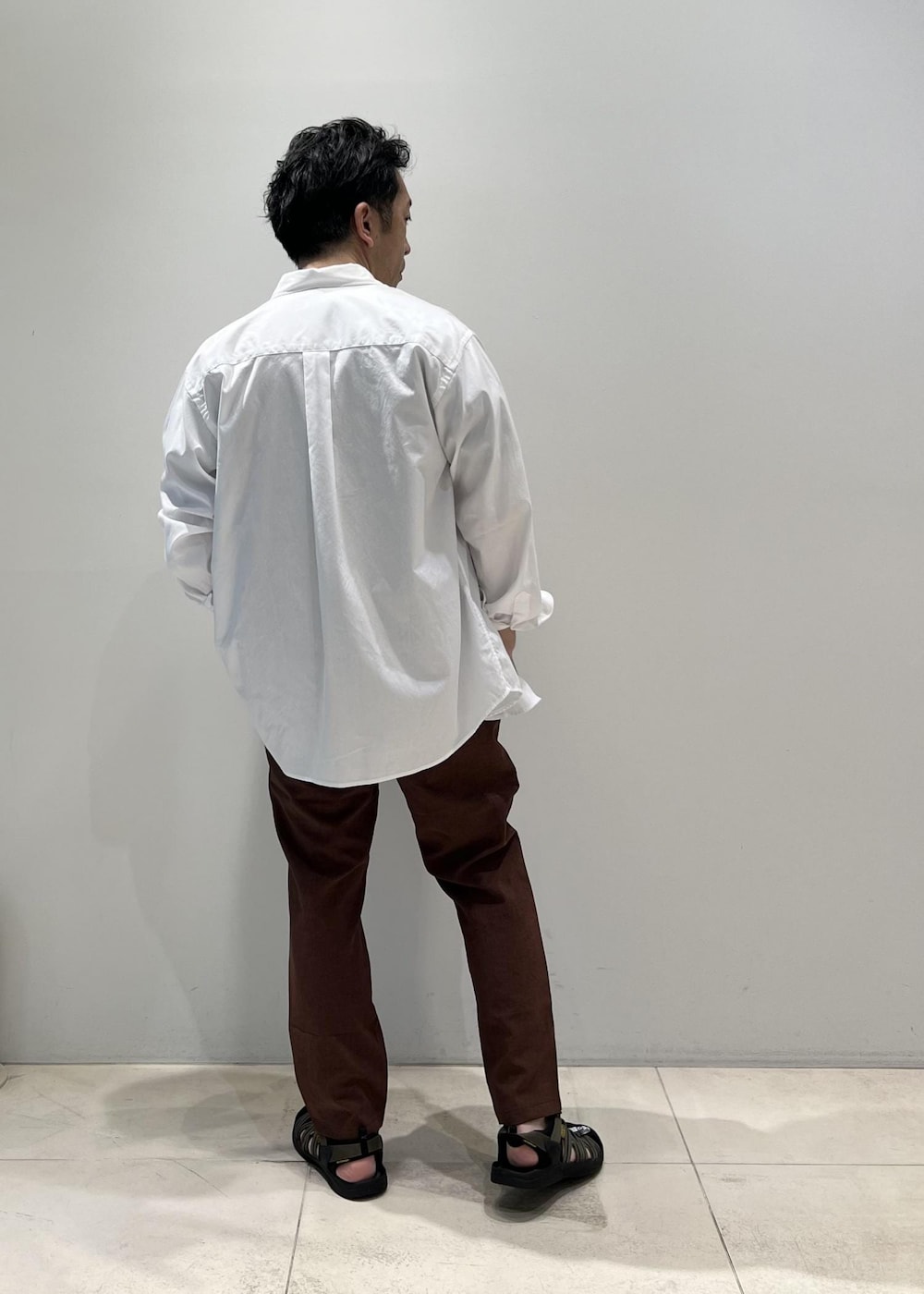 「ADAM ET ROPÉ、HOMME、UNISEX、サステナブル、骨格ストレート、イエベ、セットアップ、セットアイテム、春、夏、春コーデ、夏コーデ、春ファッション、夏ファッション、接触冷感」｜「ADAM ET ROPE'の【洗えるセットアップ】RIRANCHA Tシャツ & イージーパンツ / 防シワ性 / ユニセックス（セットアップ、ブラウン系）」を使った、Yuuki Mizさん（メンズ・165cm）の春コーディネートの8枚目の写真