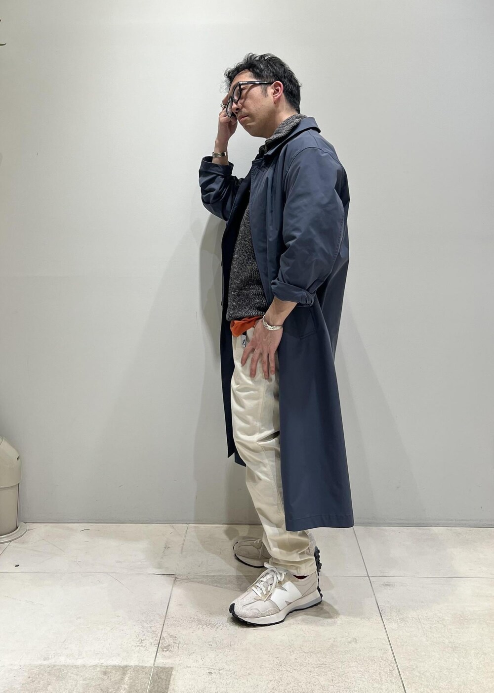 「ADAM ET ROPÉ、HOMME、UNISEX、骨格ストレート、イエベ、カジュアル、大人カジュアル、春コーデ、秋コーデ、春ファッション、秋ファッション、オーバーサイズ、ビッグシルエット、Tシャツ、ニット」｜「ADAM ET ROPE'のハイゲージ シャンブレー リバーシブル Tシャツ（Tシャツ/カットソー、ベージュ系）」を使った、Yuuki Mizさん（メンズ・165cm）の春コーディネートの3枚目の写真
