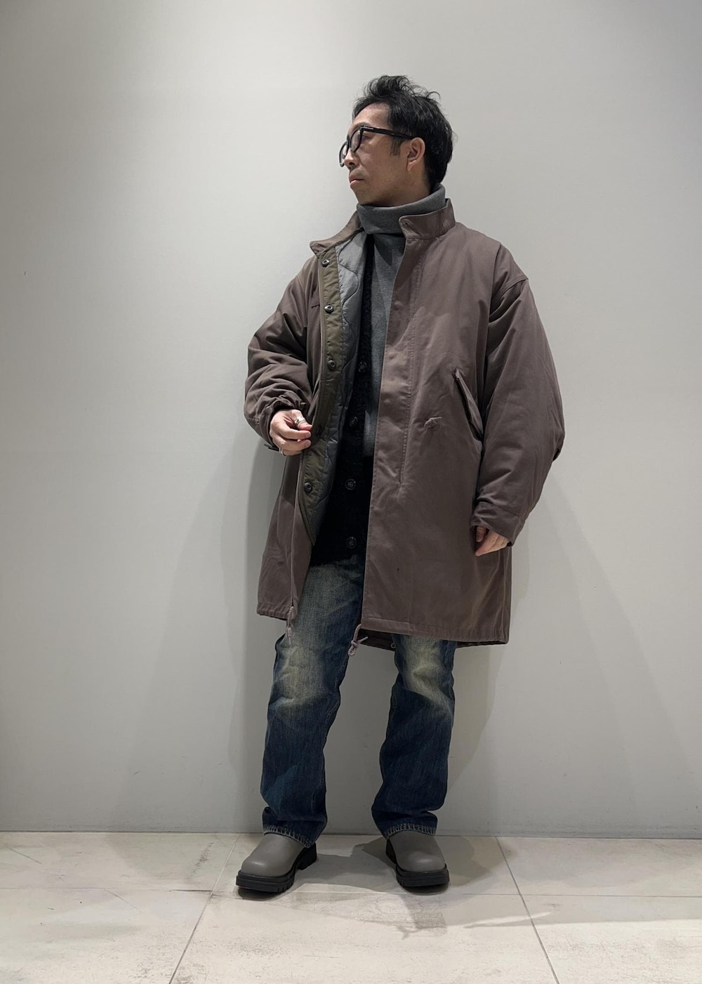 「ADAM ET ROPÉ、HOMME、UNISEX、骨格ストレート、イエベ、ミリタリー、秋コーデ、冬コーデ、秋ファッション、冬ファッション、23AW秋の新作、23AW冬の新作、オーバーサイズ、ビッグシルエット、ニット」｜「ADAM ET ROPE'の【cesse】スクラップレザー ボリュームソール サイドゴア ブーツ/サスティナブル/ユニセックス（ブーツ、グレー系）」を使った、Yuuki Mizさん（メンズ・165cm）の秋コーディネートの5枚目の写真