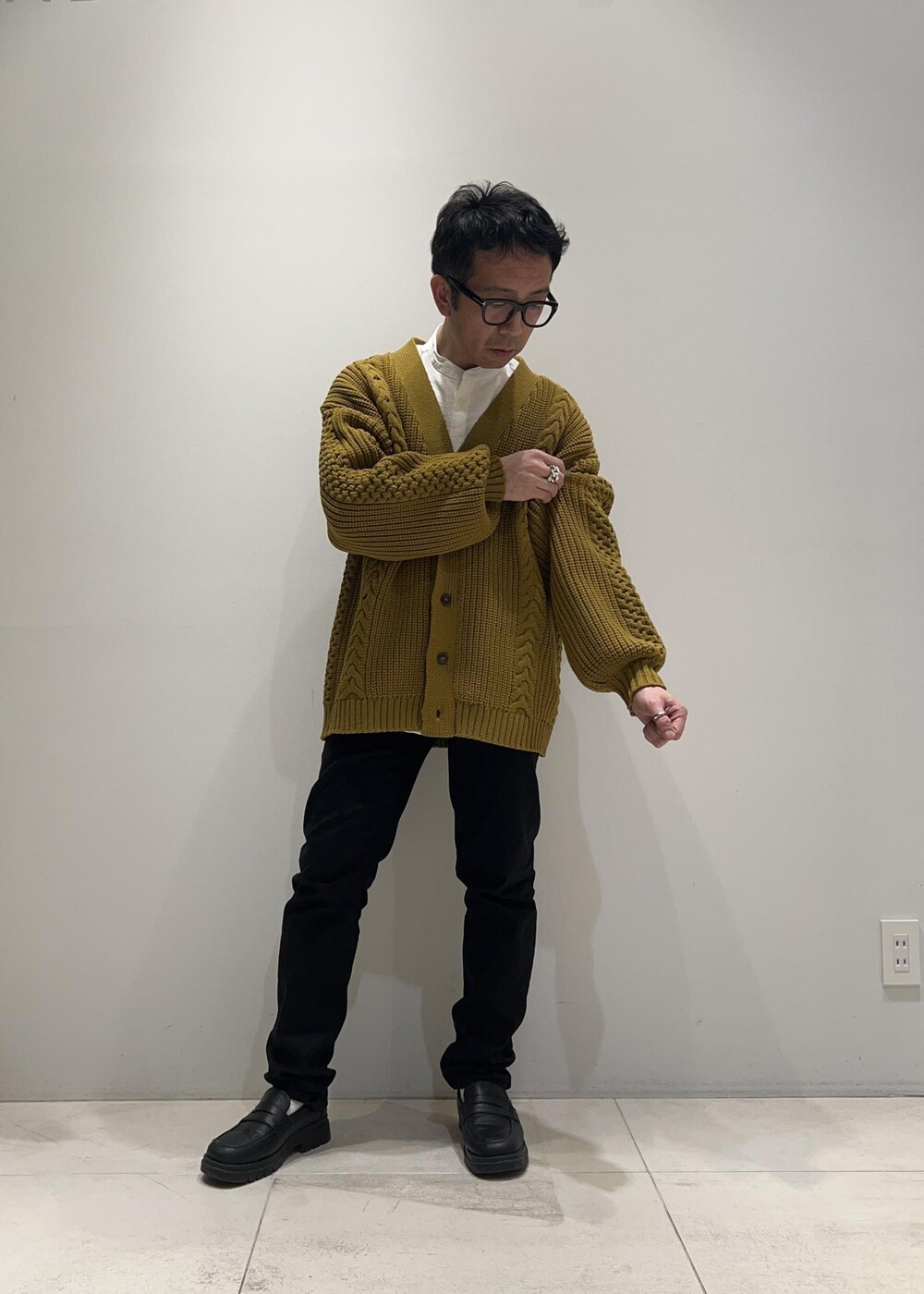「ADAM ET ROPÉ、HOMME、UNISEX、骨格ストレート、イエベ、カジュアル、大人カジュアル、春コーデ、秋コーデ、春ファッション、秋ファッション、ニット、カーディガン」｜「ADAM ET ROPE'のボリューム ケーブル オーバーサイズ カーディガン / 超軽量 / ユニセックス（カーディガン/ボレロ、イエロー系）」を使った、Yuuki Mizさん（メンズ・165cm）の春コーディネートの4枚目の写真