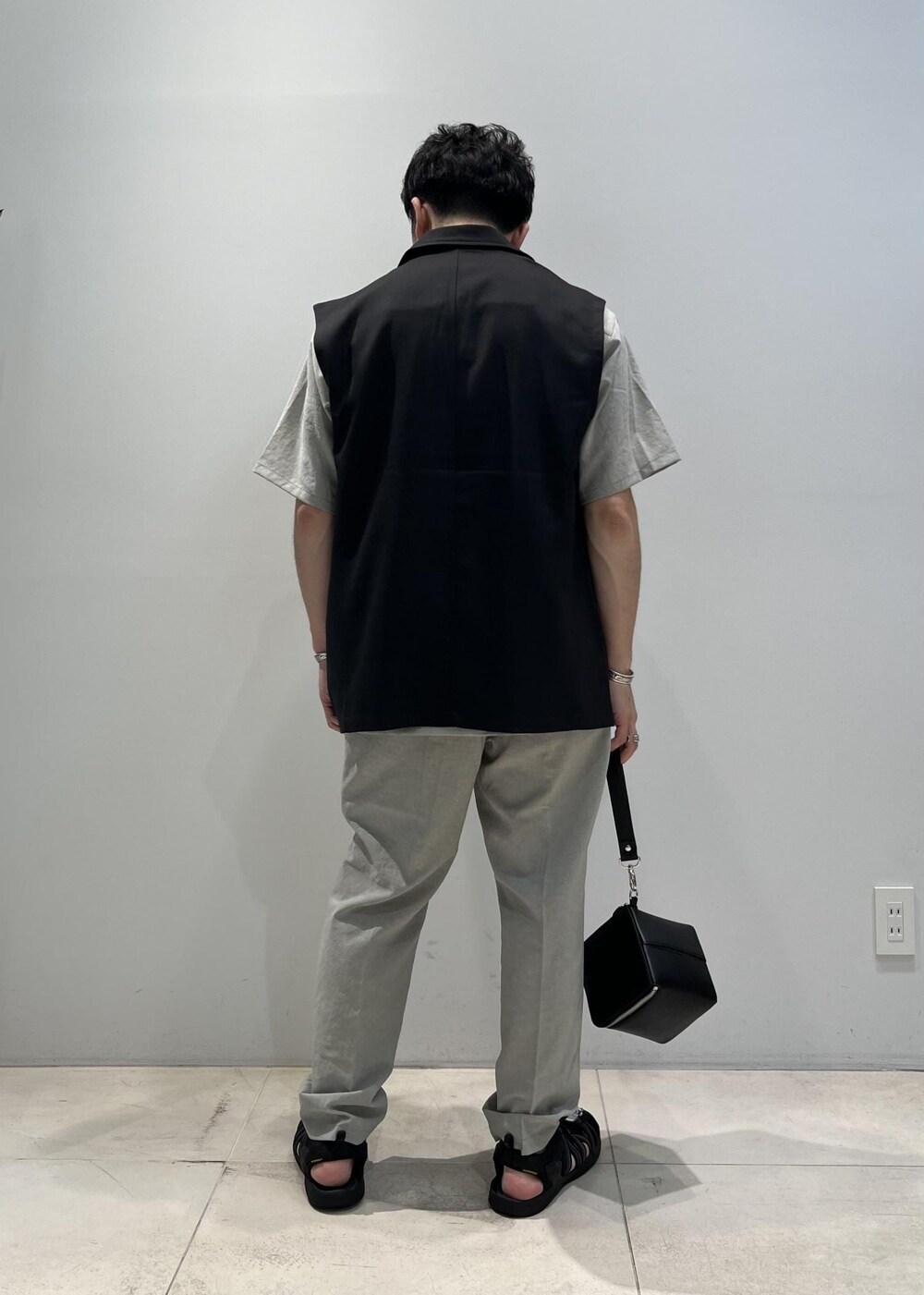 「ADAM ET ROPÉ、HOMME、UNISEX、骨格ストレート、イエベ、きれいめ、きれいめカジュアル、大人カジュアル、夏、夏コーデ、夏ファッション、23SS夏の新作、機能素材、洗える」｜「ADAM ET ROPE'の洗えるセットアップ【RIRANCHA】オープンカラーシャツ ＆ イージーパンツ / 防シワ性 / ユニセックス（セットアップ、グリーン系）」を使った、Yuuki Mizさん（メンズ・165cm）の夏コーディネートの3枚目の写真