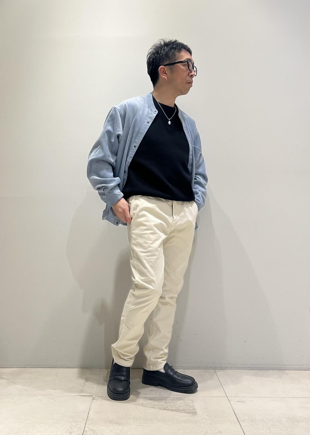 「ADAM ET ROPÉ、HOMME、UNISEX、骨格ストレート、イエベ、カジュアル、大人カジュアル、春コーデ、冬コーデ、春ファッション、冬ファッション、オーバーサイズ、コート、メガネ」｜「ADAM ET ROPE'の【CESSE】スクラップレザーボリュームソールローファー/リサイクルレザー/ユニセックス（ローファー、ブラック系）」を使った、Yuuki Mizさん（メンズ・165cm）の冬コーディネートの8枚目の写真
