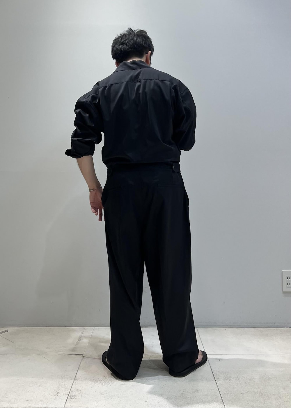 「ADAM ET ROPÉ、HOMME、UNISEX、骨格ストレート、イエベ、きれいめ、きれいめカジュアル、モード、スーツ、春コーデ、秋コーデ、春ファッション、秋ファッション」｜「ADAM ET ROPE'の《SOLOTEX》《REPREVE》ウールミックス ジャンプスーツ/オールインワン/サスティナブル（つなぎ/オールインワン、ブラック系）」を使った、Yuuki Mizさん（メンズ・165cm）の夏コーディネートの3枚目の写真