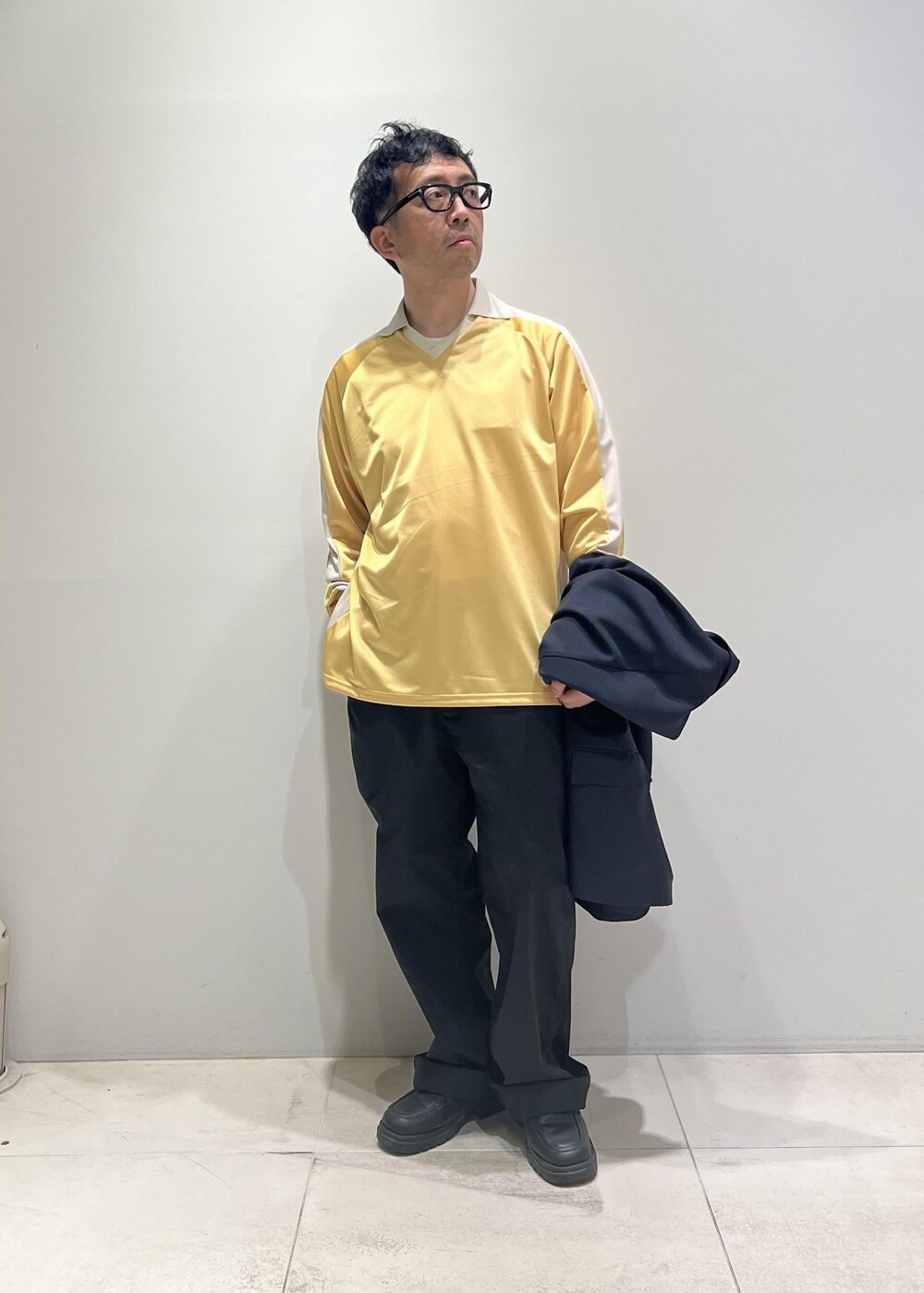 「ADAM ET ROPÉ、HOMME、UNISEX、骨格ストレート、イエベ、きれいめカジュアル、カジュアル、スポーティー、春コーデ、夏コーデ、春ファッション、夏ファッション、接触冷感、吸水速乾、機能素材」｜「ADAM ET ROPE'の【UNIFORM/ユニフォーム】 POLO ロングスリーブ ゲームシャツ / 吸水速乾 / 透湿性 / 通気性 / ユニセックス（Tシャツ/カットソー、ゴールド系）」を使った、Yuuki Mizさん（メンズ・165cm）の春コーディネートの7枚目の写真