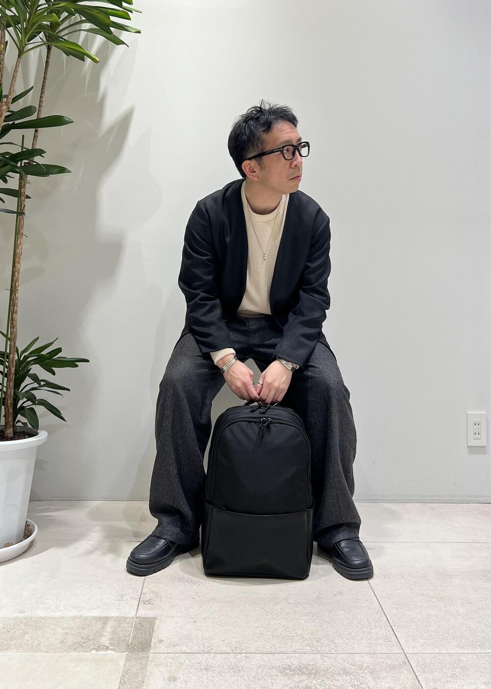 「ADAM ET ROPÉ、HOMME、UNISEX、骨格ストレート、イエベ、きれいめ、きれいめカジュアル、大人カジュアル、春コーデ、秋コーデ、春ファッション、秋ファッション、ジャケット、スラックスパンツ」｜「ADAM ET ROPE'の【CESSE】スクラップレザーボリュームソールローファー/リサイクルレザー/ユニセックス（ローファー、ブラック系）」を使った、Yuuki Mizさん（メンズ・165cm）の冬コーディネートの2枚目の写真