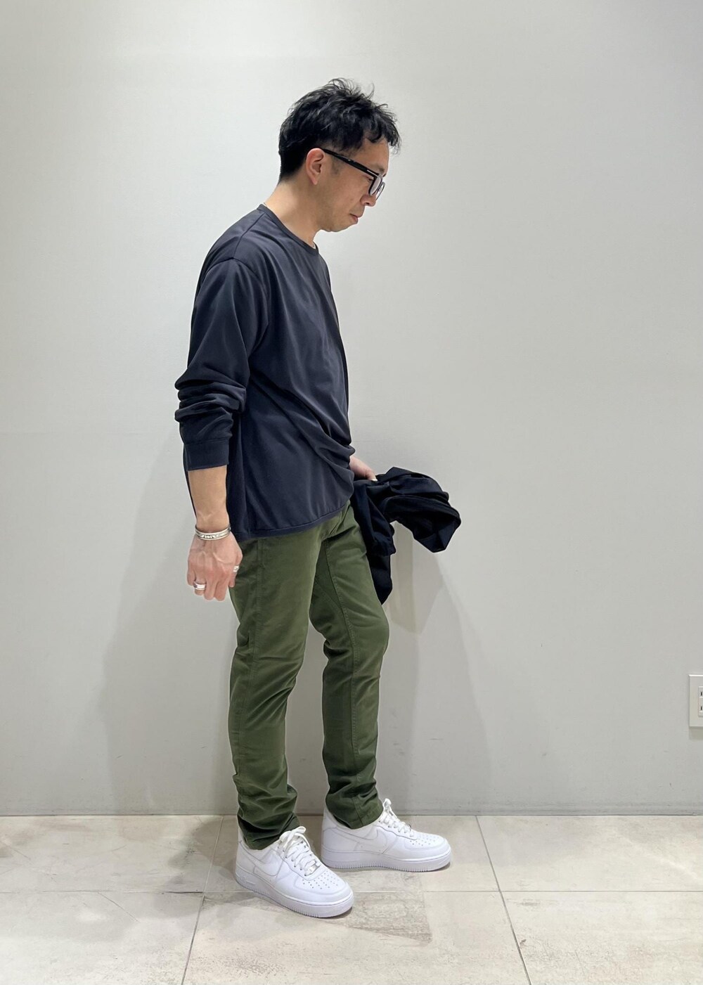 「ADAM ET ROPÉ、HOMME、UNISEX、骨格ストレート、イエベ、スポーティー、春コーデ、秋コーデ、春ファッション、秋ファッション、アウター、ブルゾン」｜「ADAM ET ROPE'の【NIKKE/ニッケ】撥水タフタ オーバーサイズ フーディ ブルゾン（ブルゾン、ブルー系）」を使った、Yuuki Mizさん（メンズ・165cm）の春コーディネートの10枚目の写真