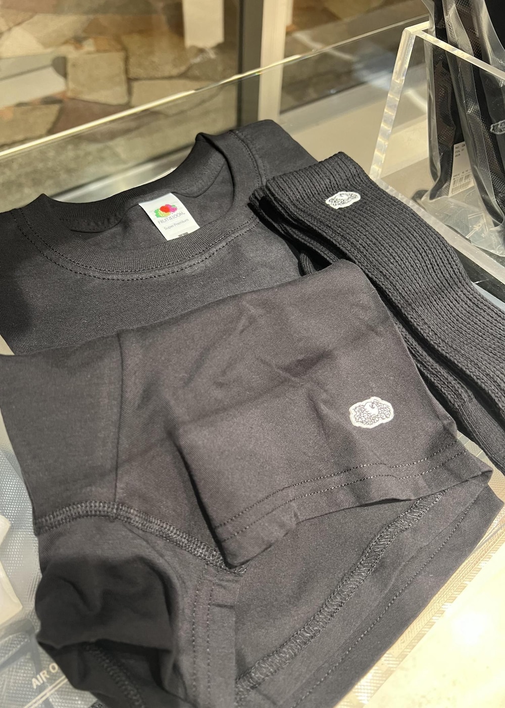 ブルー系のデニムパンツ、ホワイト系のシャツ/ブラウス、ブラック系のTシャツ/カットソーを着用したメンズの春コーディネートの9枚目の写真