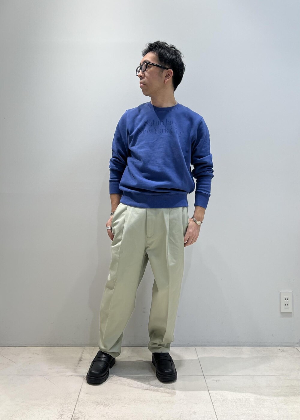 「ADAM ET ROPÉ、HOMME、UNISEX、骨格ストレート、イエベ、きれいめカジュアル、カジュアル、大人カジュアル、秋コーデ、冬コーデ、秋ファッション、冬ファッション、23AW秋の新作、シャツ」｜「Saturdays NYCのBowery Miller Standard Crew（スウェット、ブルー系）」を使った、Yuuki Mizさん（メンズ・165cm）の秋コーディネートの5枚目の写真