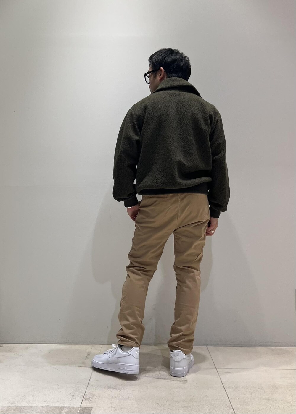 「ADAM ET ROPÉ、HOMME、UNISEX、骨格ストレート、イエベ、春コーデ、秋コーデ、春ファッション、秋ファッション、パーカー、ジャケット、メガネ」｜「GramicciのWEB限定【GRAMICCI】22AW別注 NN PANTS/GARMENT DYE TIGHT FIT（その他パンツ、ベージュ系）」を使った、Yuuki Mizさん（メンズ・165cm）の冬コーディネートの3枚目の写真