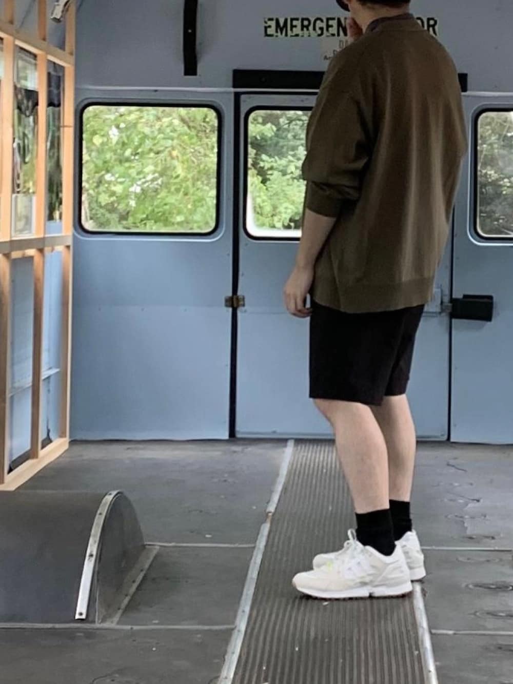 「夏、シンプルスタイル、カジュアル、おしゃれさんと繋がりたい、ショートパンツ、スニーカー、秋コーデ」｜「adidasのアイテム（スニーカー、ホワイト系）」を使った、Yuuki Mizさん（メンズ・165cm）の夏コーディネートの3枚目の写真