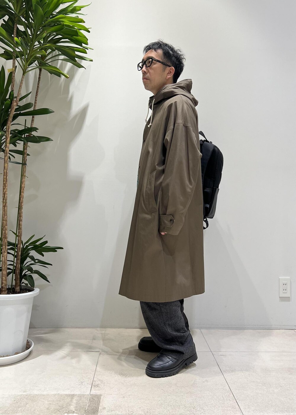 「ADAM ET ROPÉ、HOMME、UNISEX、骨格ストレート、イエベ、きれいめカジュアル、カジュアル、大人カジュアル、春コーデ、秋コーデ、春ファッション、秋ファッション、ニット、アウター、コート」｜「ADAM ET ROPE'の【CESSE】スクラップレザーボリュームソールローファー/リサイクルレザー/ユニセックス（ローファー、ブラック系）」を使った、Yuuki Mizさん（メンズ・165cm）の冬コーディネートの6枚目の写真