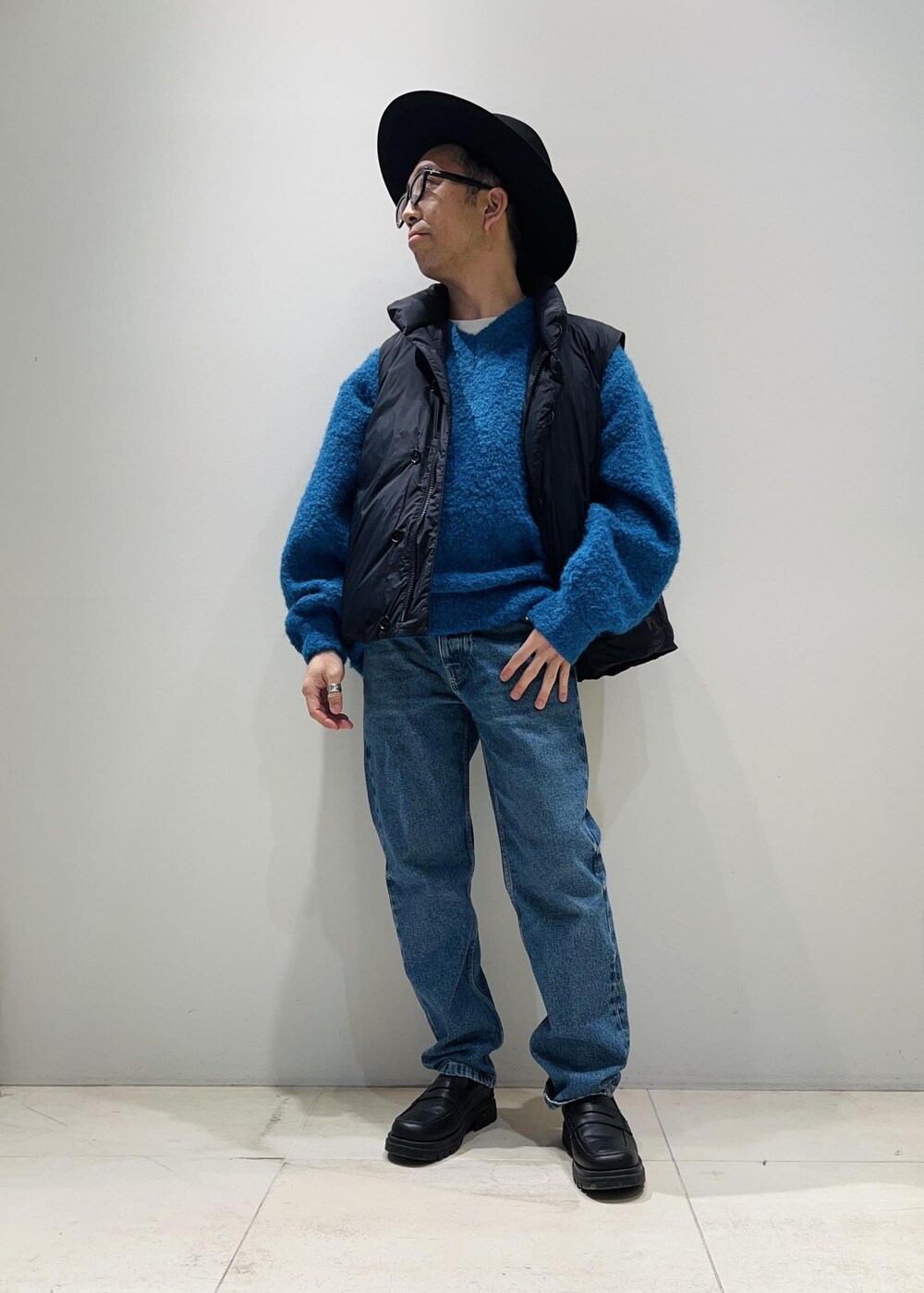 「ユニセックス、ADAM ET ROPÉ、HOMME、UNISEX、骨格ストレート、イエベ、ボリューム袖、ニット、デニムパンツ」｜「ADAM ET ROPE'の【CESSE】スクラップレザーボリュームソールローファー/リサイクルレザー/ユニセックス（ローファー、ブラック系）」を使った、Yuuki Mizさん（メンズ・165cm）の秋コーディネートの4枚目の写真