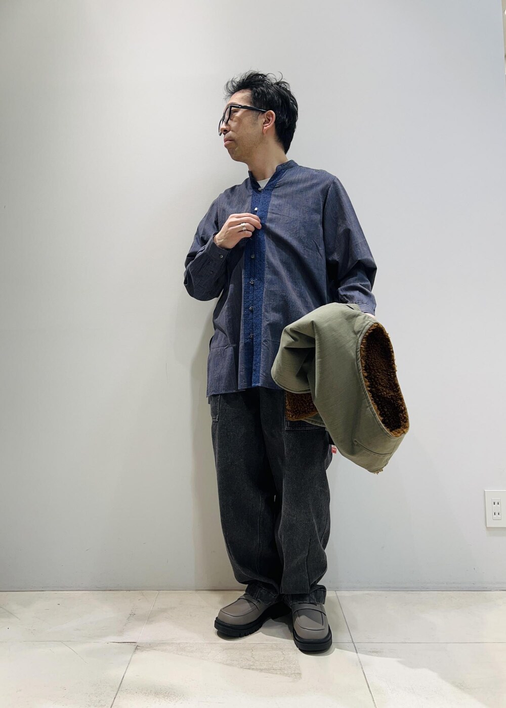 「ADAM ET ROPÉ、HOMME、UNISEX、骨格ストレート、イエベ、カジュアル、春コーデ、秋コーデ、春ファッション、秋ファッション、ビッグシルエット」｜「ADAM ET ROPE'の【CESSE】スクラップレザーボリュームソールローファー/リサイクルレザー/ユニセックス（ローファー、グレー系）」を使った、Yuuki Mizさん（メンズ・165cm）の春コーディネートの5枚目の写真