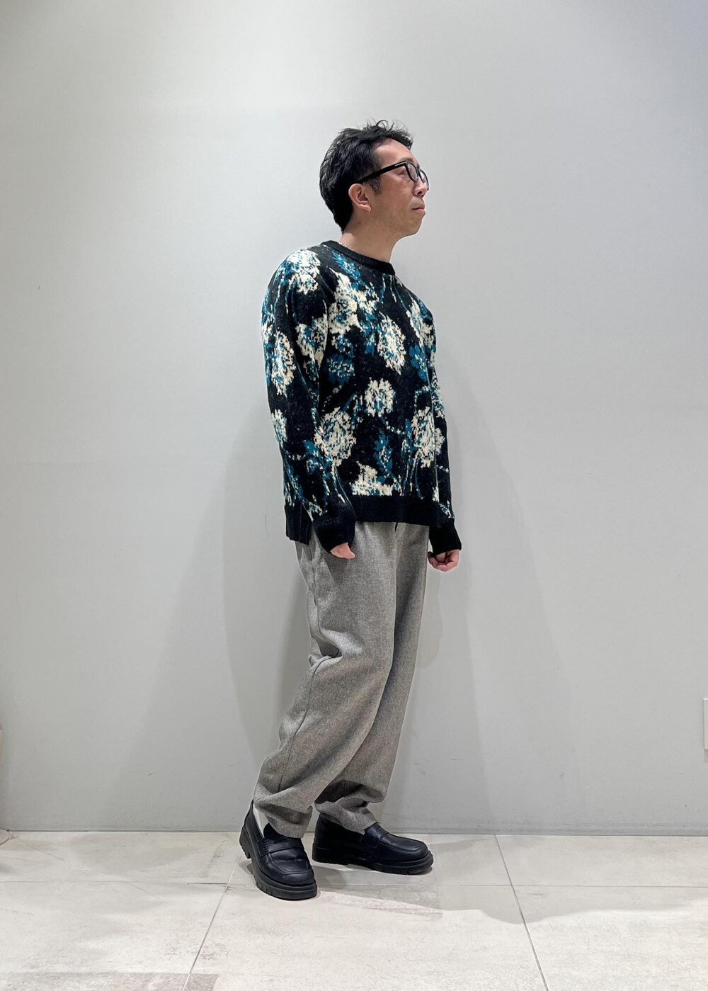 ブラック系のブルゾン、ベージュ系のブルゾン、ブラック系のダウンジャケット/コートを着用したメンズの冬コーディネートの2枚目の写真