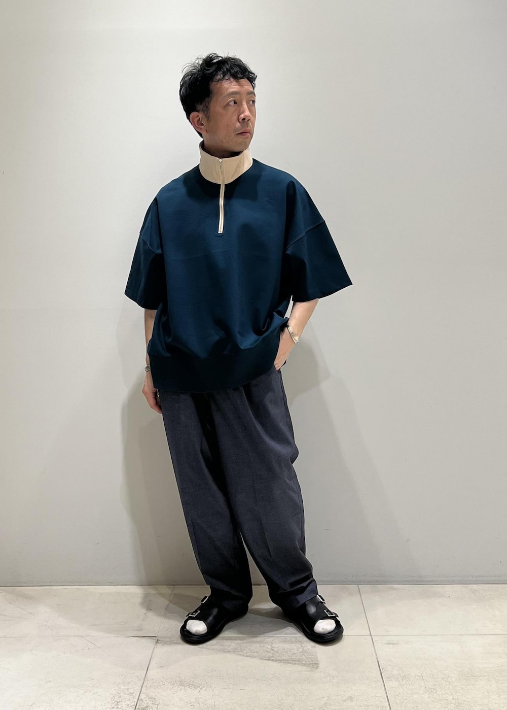 「ハーフジップ、ADAM ET ROPÉ、HOMME、UNISEX、骨格ストレート、イエベ、きれいめカジュアル、カジュアル、夏コーデ、夏ファッション、体型カバー、オーバーサイズ、ビッグシルエット、サンダル、ハイネック」｜「ADAM ET ROPE'の【cesse./セス】コンフォート ダブルモンク ストラップ カバード レザーサンダル / UNISEX（サンダル、ブラック系）」を使った、Yuuki Mizさん（メンズ・165cm）の春コーディネートの3枚目の写真