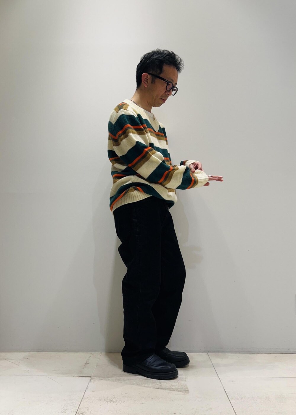 「ADAM ET ROPÉ、HOMME、UNISEX、骨格ストレート、イエベ、カジュアル、大人カジュアル、秋コーデ、冬コーデ、秋ファッション、冬ファッション、23AW秋の新作、23AW冬の新作、ビタミンカラー、ニット」|「Saturdays NYCのCharles Mohair Stripe Sweater(ニット/セーター、グリーン系)」を使った、Yuuki Mizさん(メンズ・165cm)の秋コーディネートの3枚目の写真