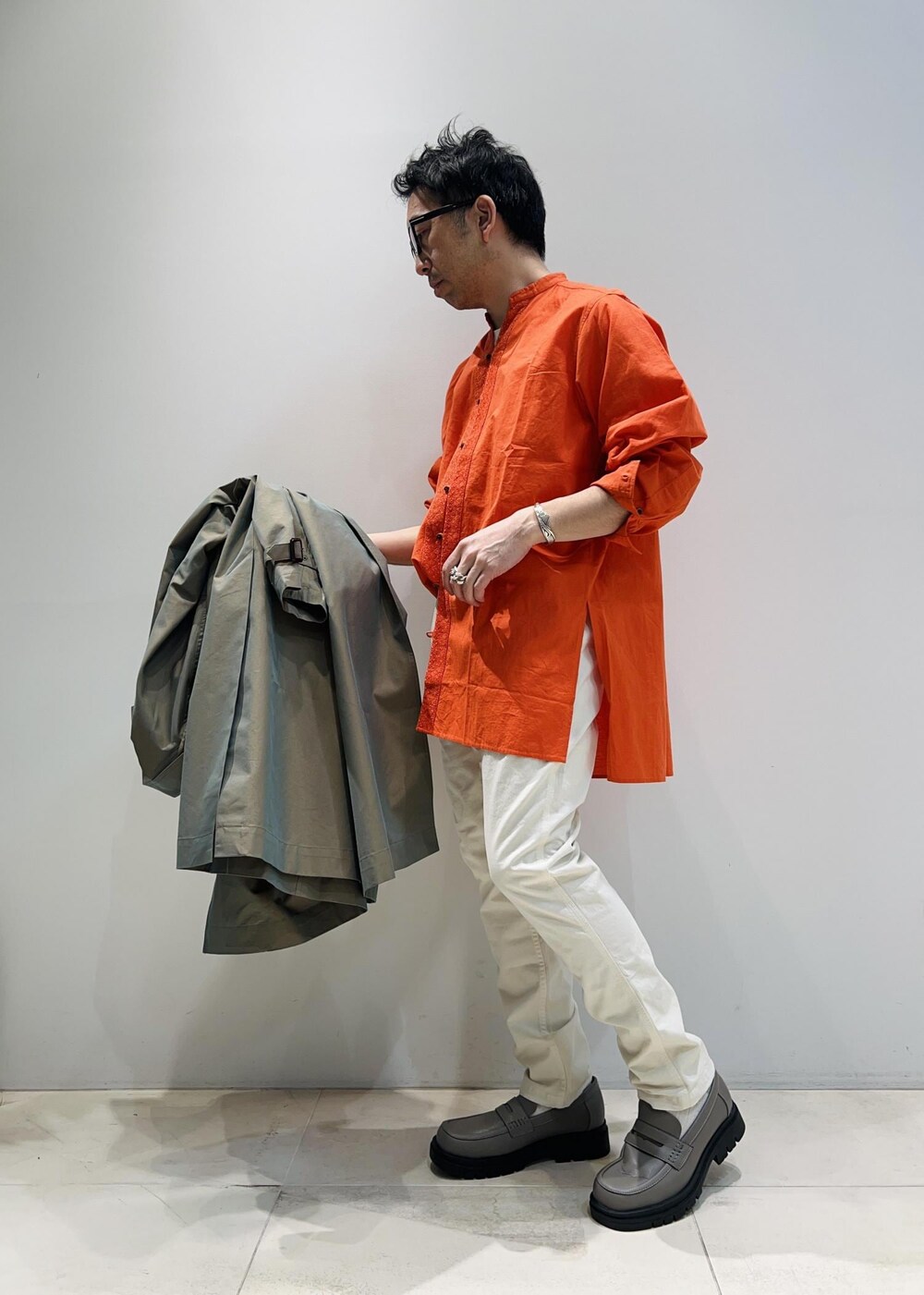 「ADAM ET ROPÉ、HOMME、UNISEX、骨格ストレート、イエベ、カジュアル、大人カジュアル、春コーデ、春ファッション、ビビッドカラー、ビッグシルエット、シャツ、コート」｜「ADAM ET ROPE'の【CESSE】スクラップレザーボリュームソールローファー/リサイクルレザー/ユニセックス（ローファー、グレー系）」を使った、Yuuki Mizさん（メンズ・165cm）の春コーディネートの5枚目の写真