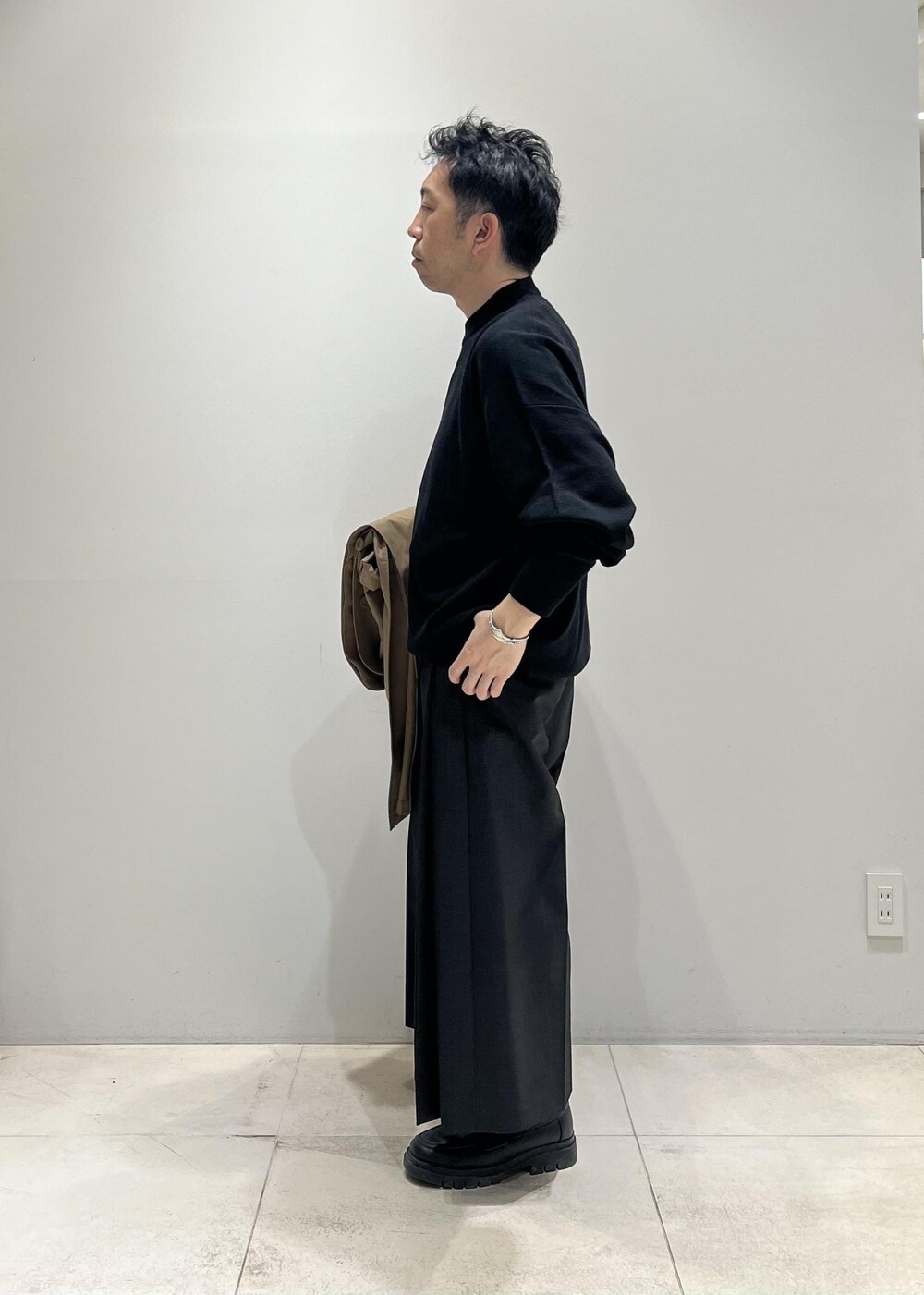 「24SS春の新作、ADAM ET ROPÉ、HOMME、UNISEX、骨格ストレート、イエベ、きれいめ、きれいめカジュアル、大人カジュアル、春、秋、冬、春コーデ、秋コーデ、冬コーデ」｜「ADAM ET ROPE'の撥水 高密度ウェザー ステンカラー オーバー コート / ロングシーズン着用可能 / ユニセックス（ステンカラーコート、イエロー系）」を使った、Yuuki Mizさん（メンズ・165cm）の春コーディネートの4枚目の写真